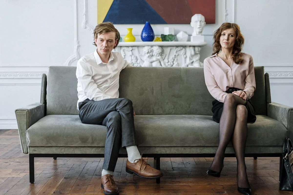 Un couple sur son canapé | Source : Pexels