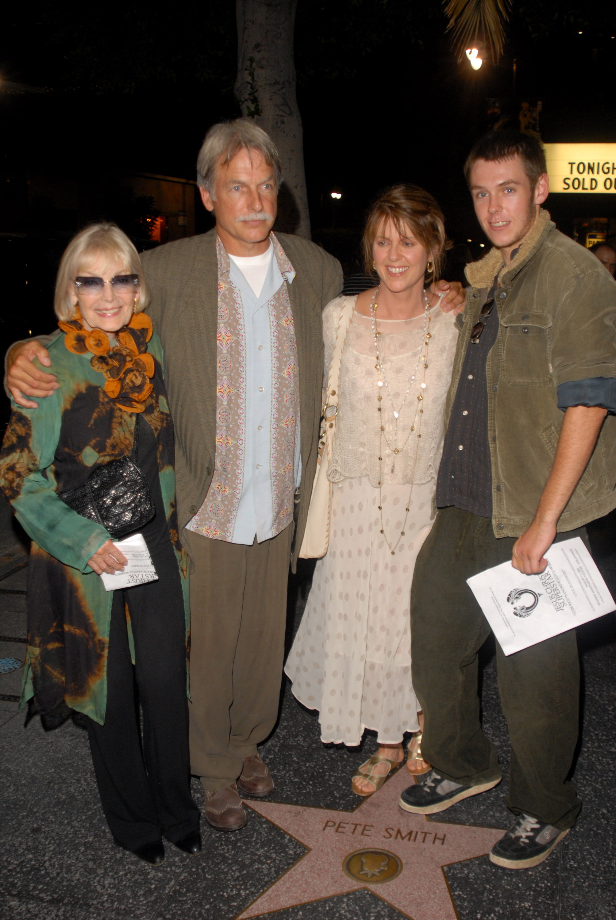 Elyse Knox, l'acteur et l'actrice, et Sean Harmon photographiés lors de la représentation de « Jesus Christ Superstar » à Los Angeles le 13 août 2006 | Source : Getty Images