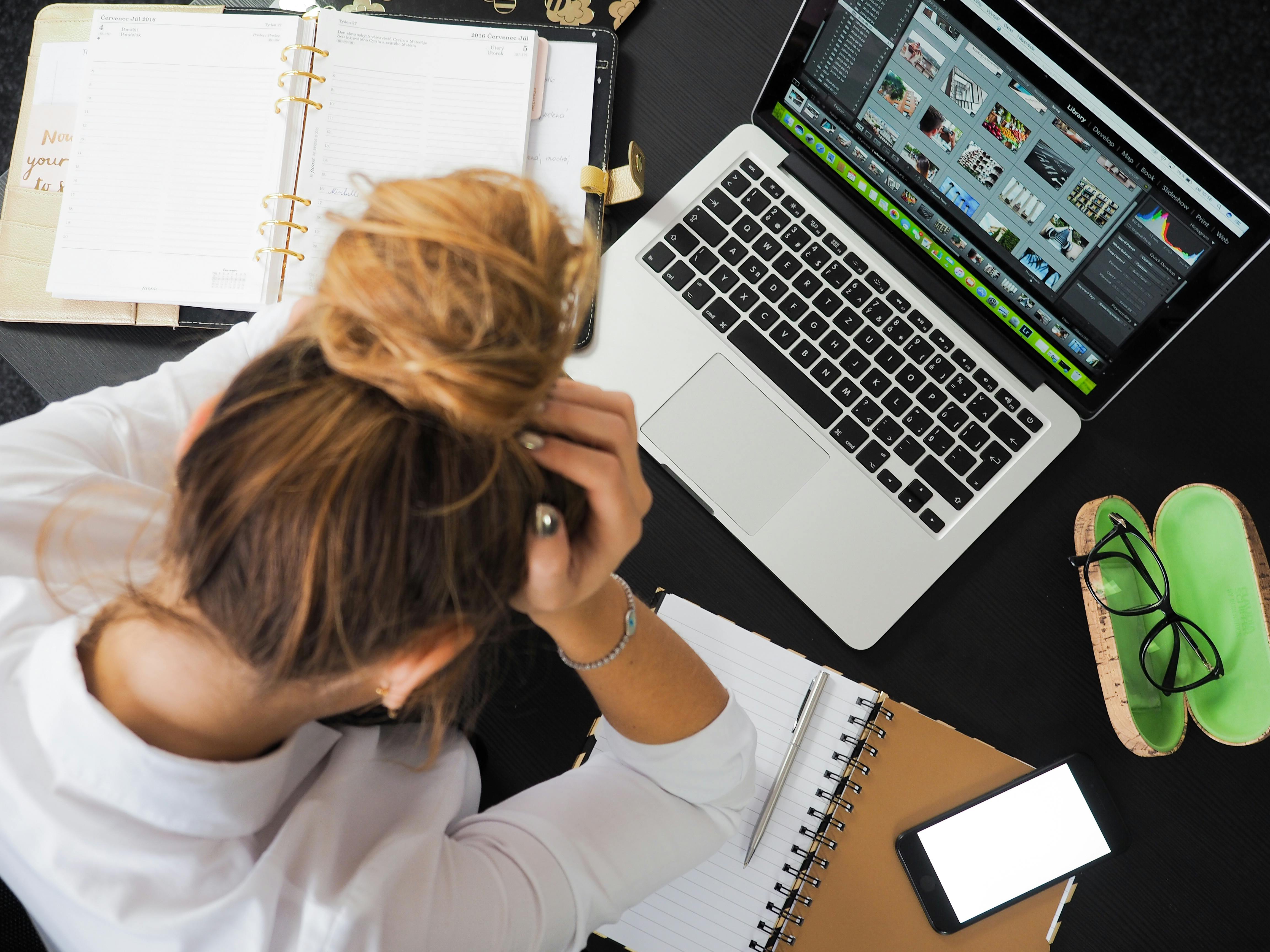 Une femme stressée devant un ordinateur portable | Source : Pexels