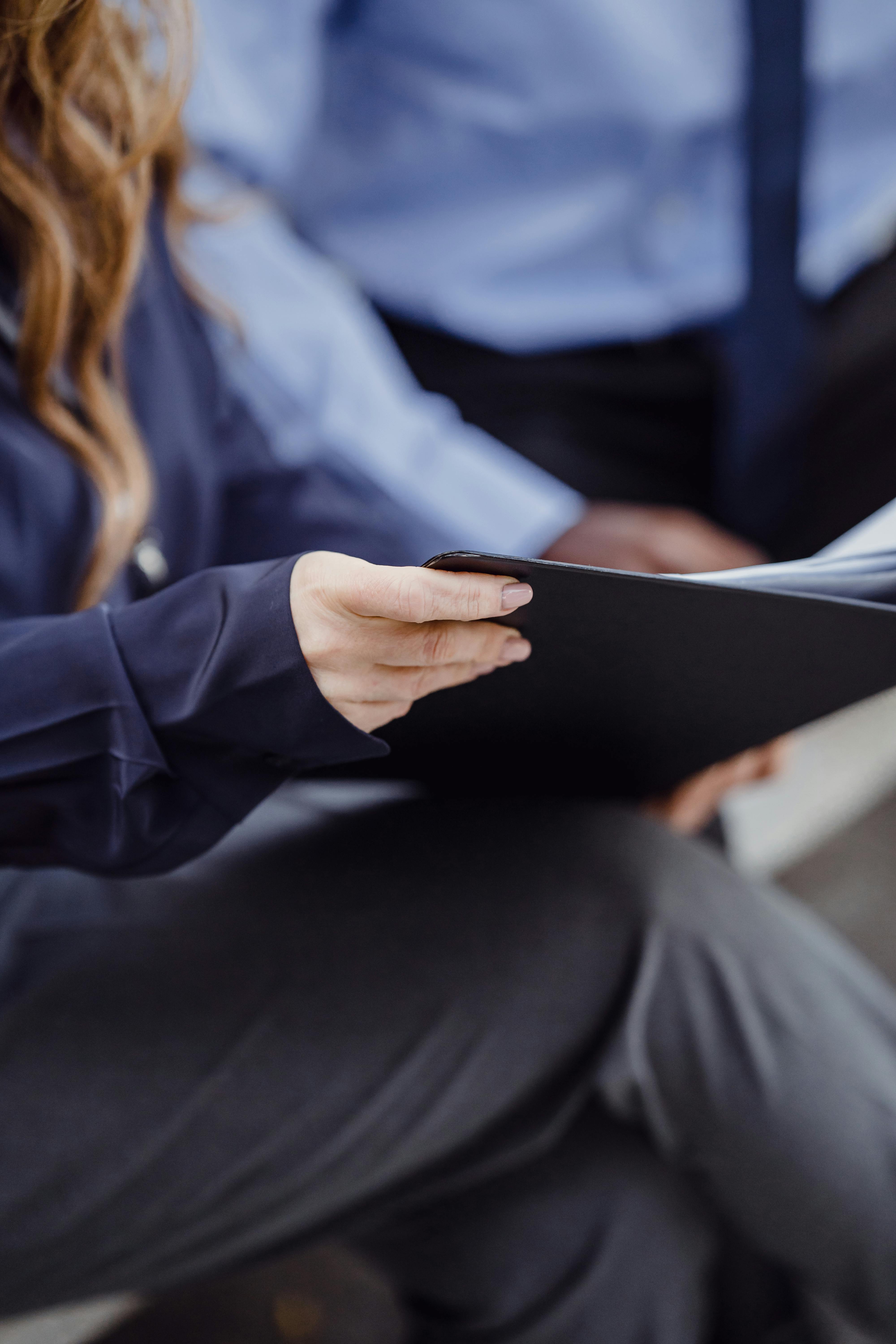Une femme qui consulte des documents | Source : Pexels