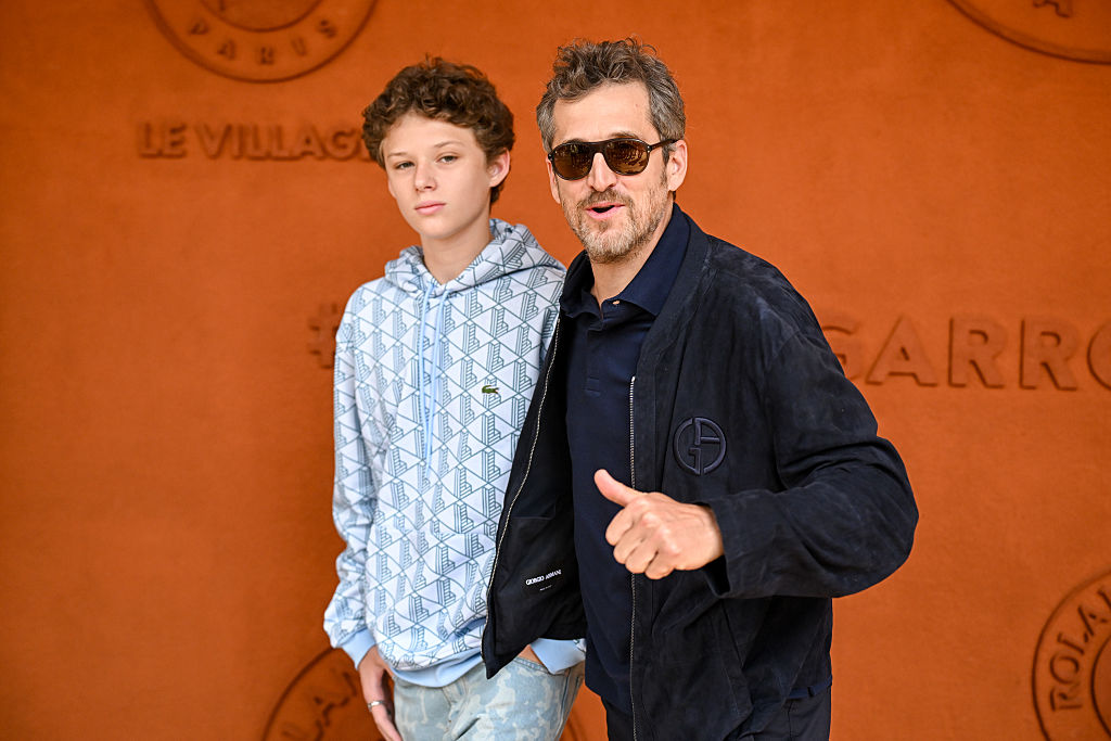 PARIS, FRANCE - 08 JUIN : Marcel Canet et Guillaume Canet assistent aux Internationaux de France 2025 à Roland Garros le 08 juin 2025 à Paris, France. (Photo par Stephane Cardinale - Corbis/Corbis via Getty Images)