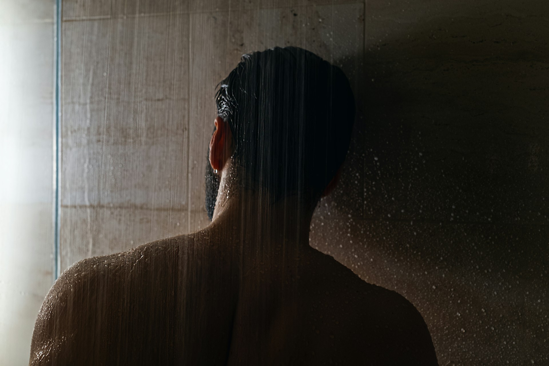 Un homme sous la douche | Source : Unsplash