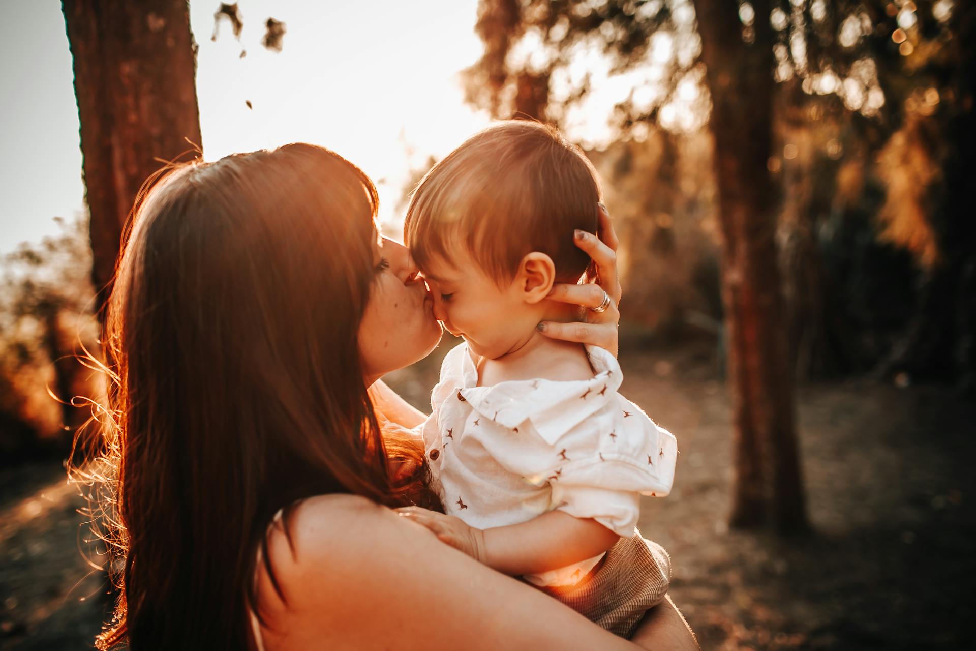 Une femme embrassant son petit garçon | Source : Pexels