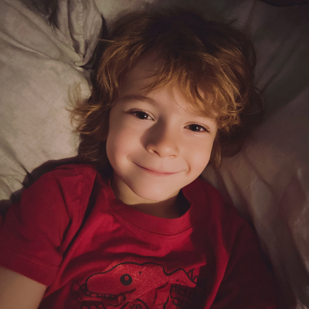 Un petit garçon allongé dans son lit | Source : Midjourney