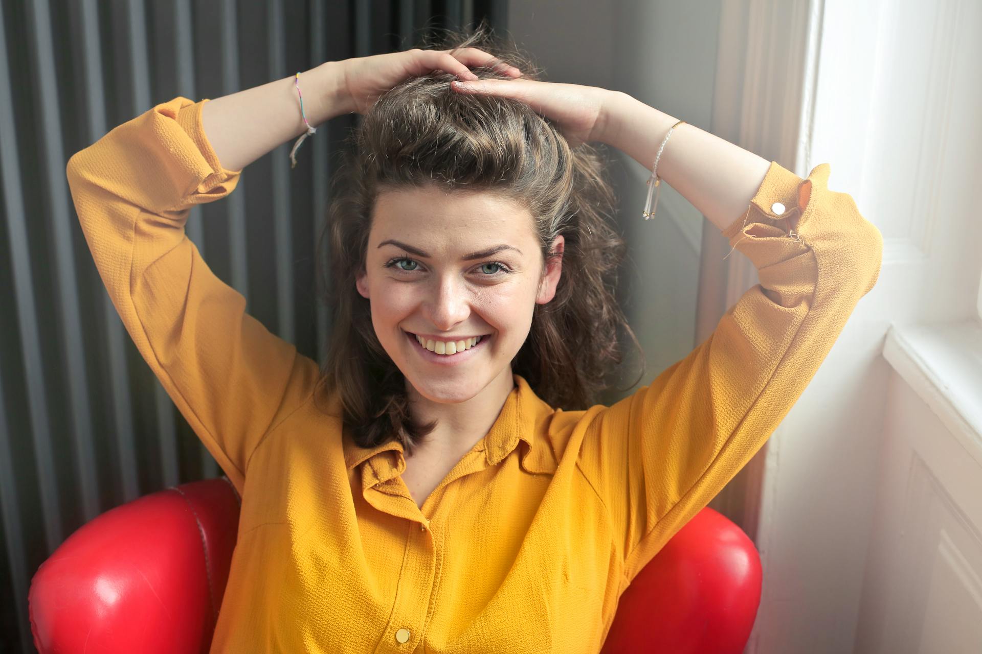 Une femme qui sourit à quelqu'un | Source : Pexels