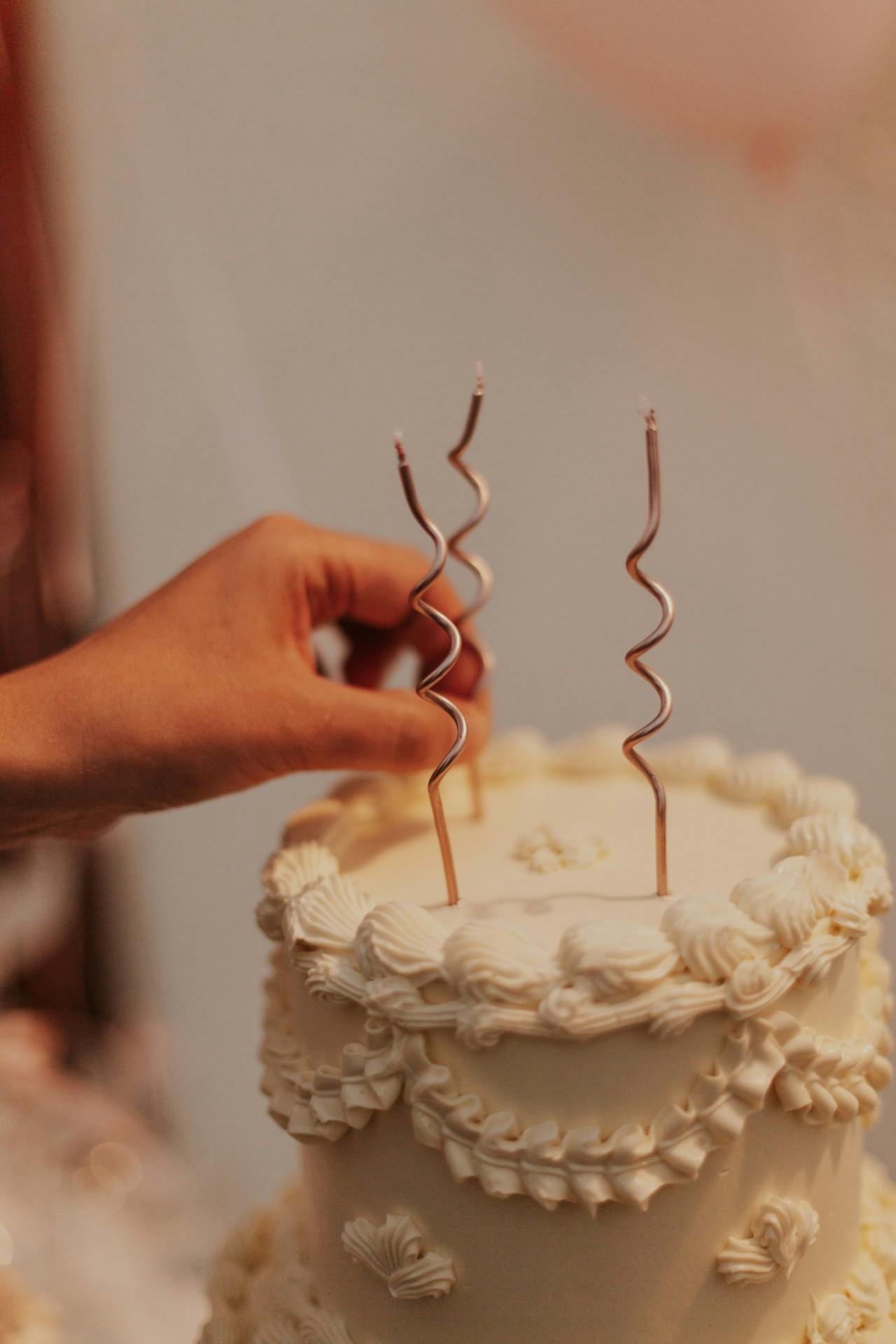 Une personne décorant un gâteau | Source : Pexels