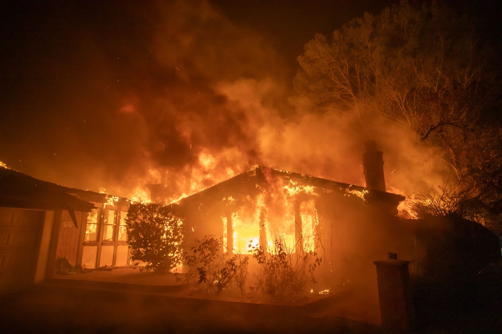 Les flammes du Palisades Fire ravagent une maison lors d'une violente tempête à Los Angeles, le 8 janvier 2025. | Source : Getty Images