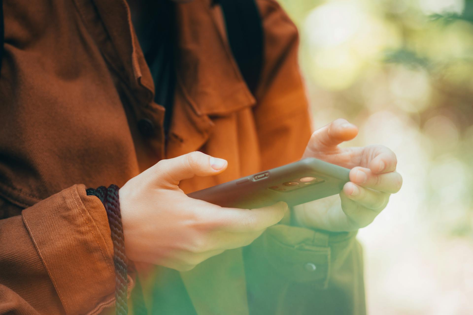 Une personne tenant un téléphone | Source : Pexels