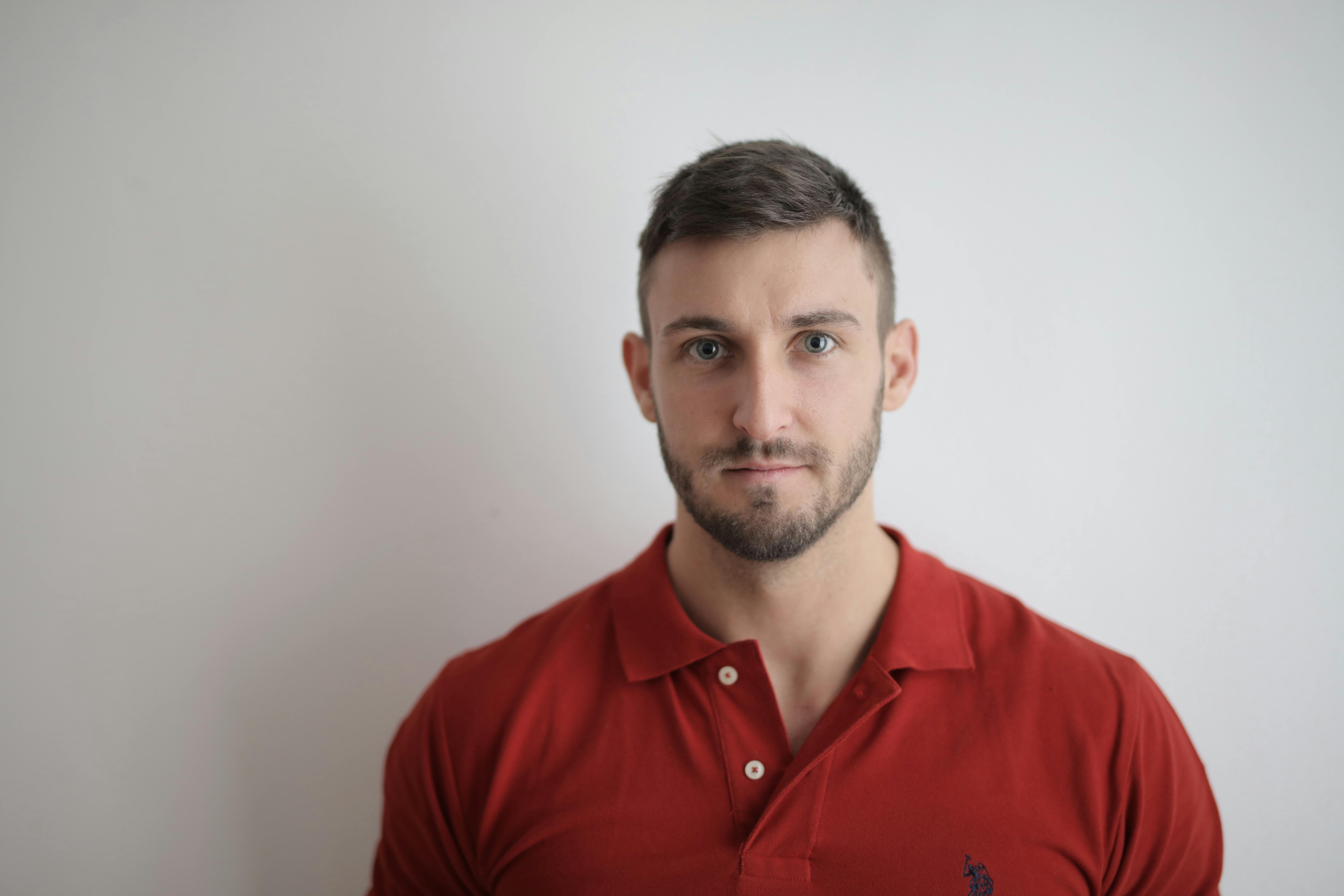 Un homme sérieux | Source : Pexels