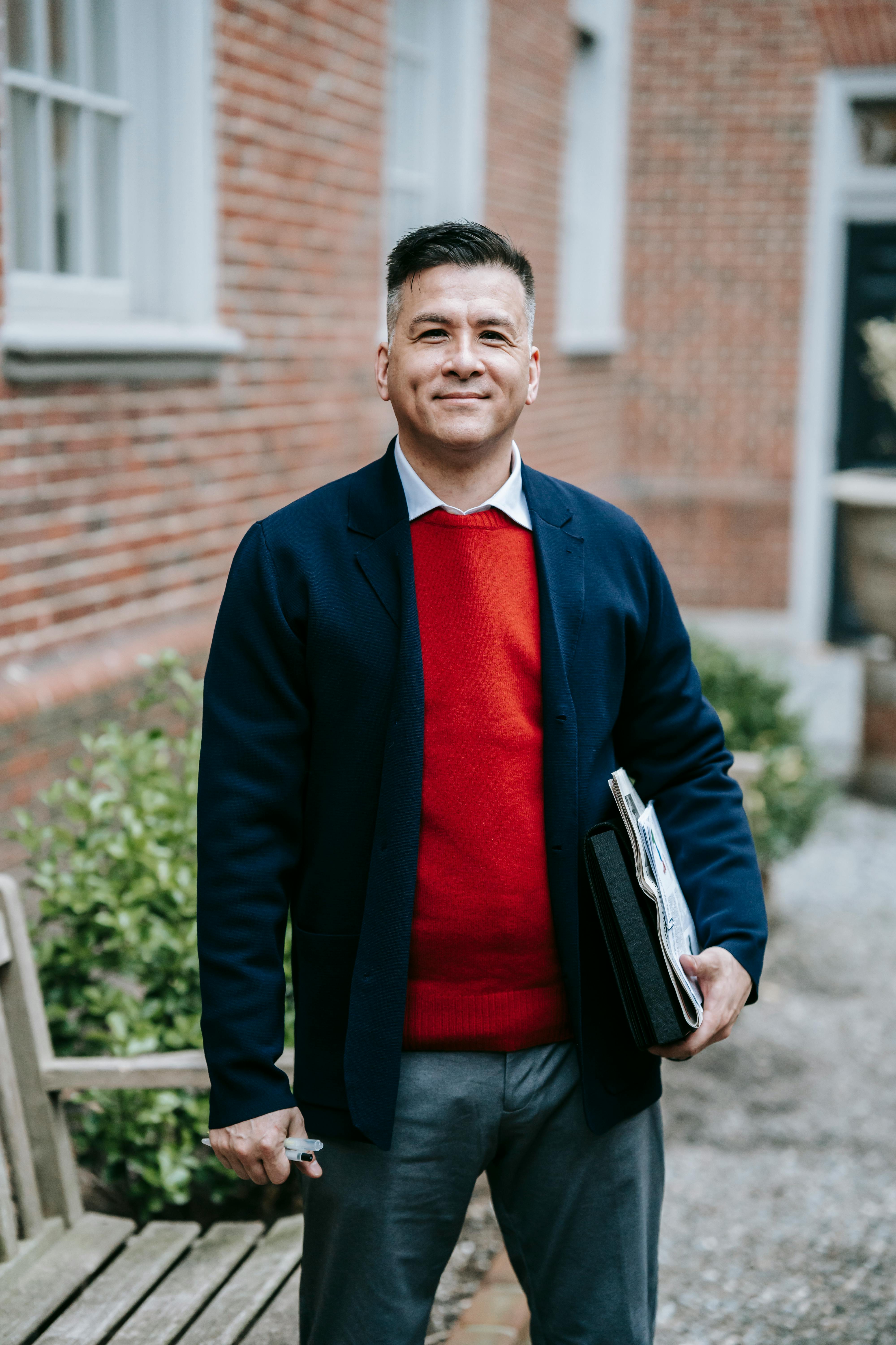 Un homme heureux en tenue de soirée | Source : Pexels