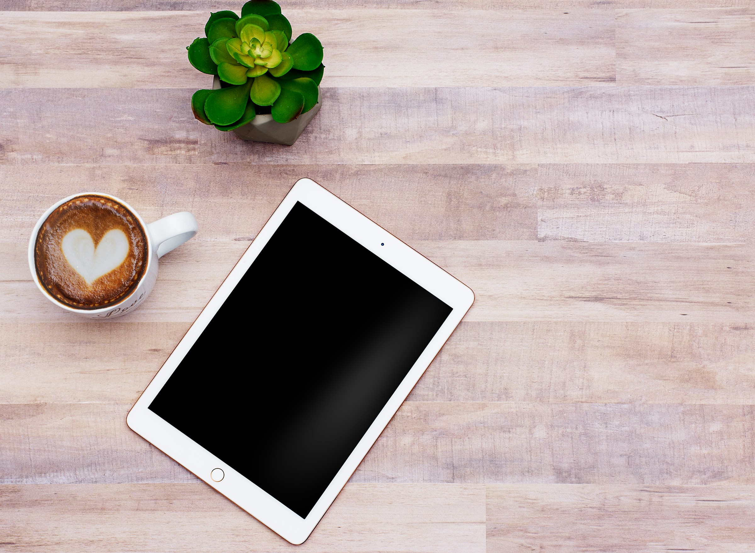 Un iPad posé sur une table basse | Source : Unsplash