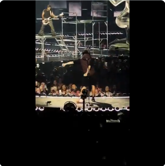 L'homme qui danse sur scène, extrait d'un post daté du 9 juin 2025 | Source : X/concertleaks