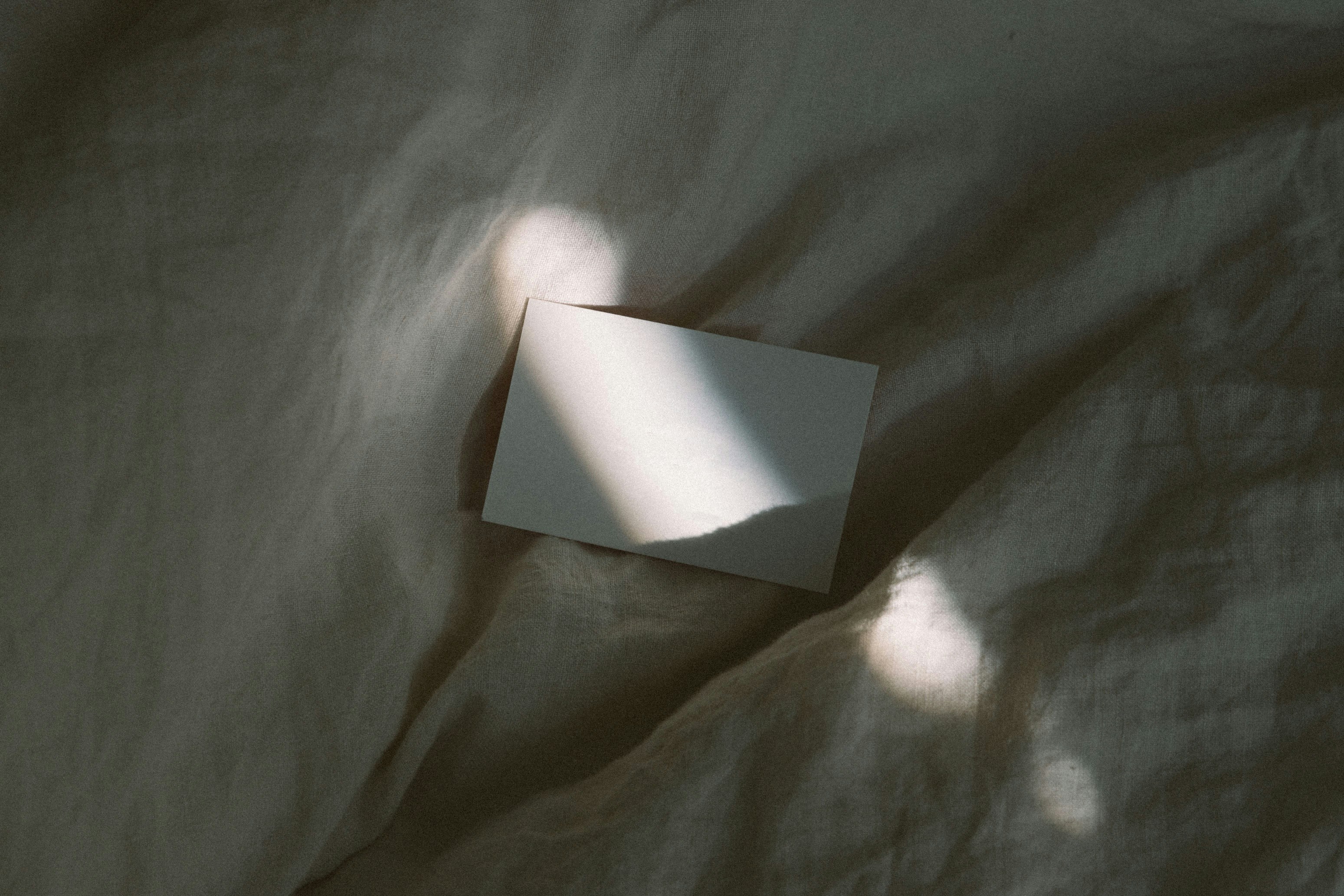 Un morceau de papier plié | Source : Unsplash