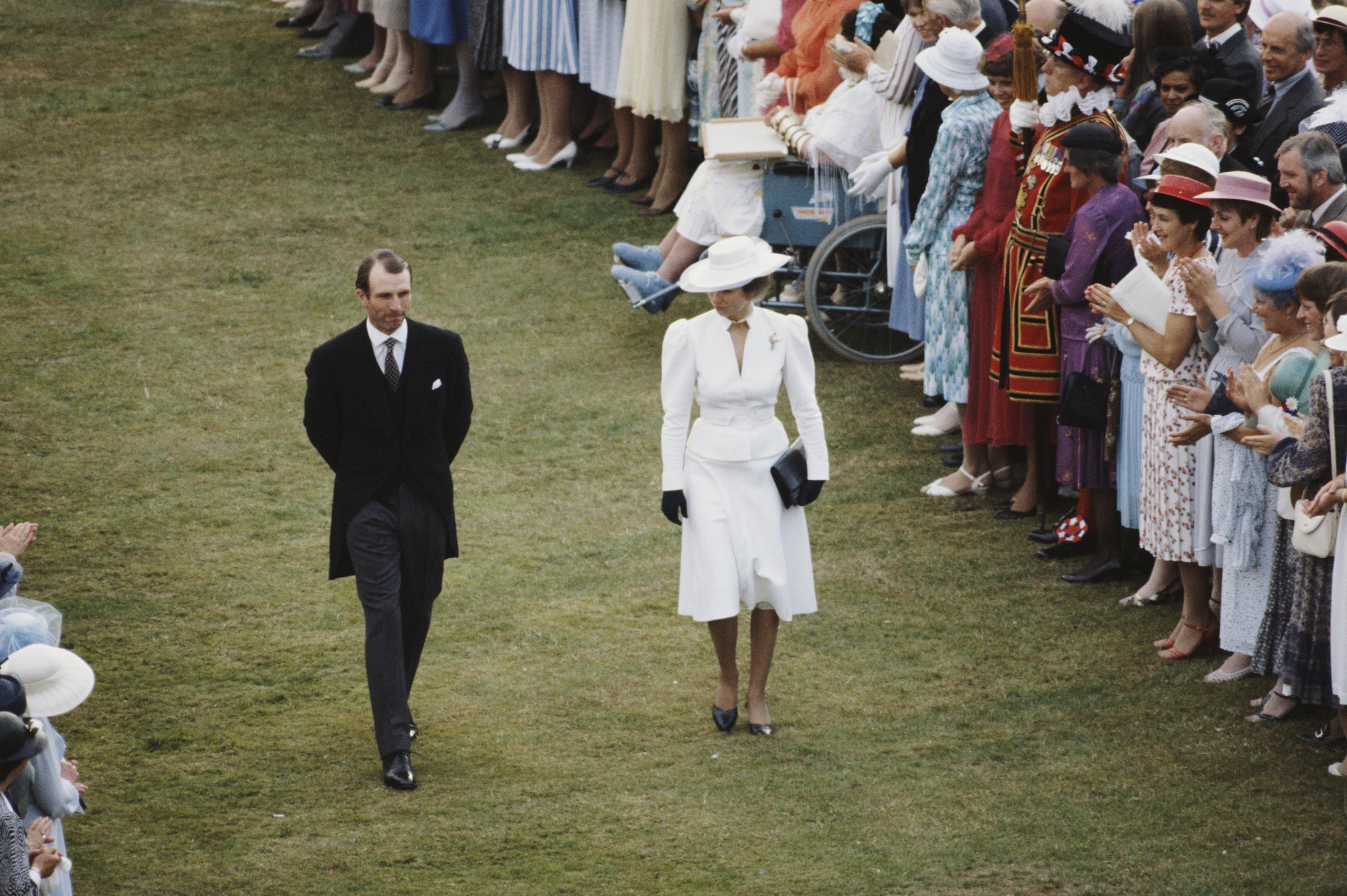 Mark Phillips et la princesse Anne assistent à la garden party du palais de Buckingham le 1er janvier 1985 | Source : Getty Images