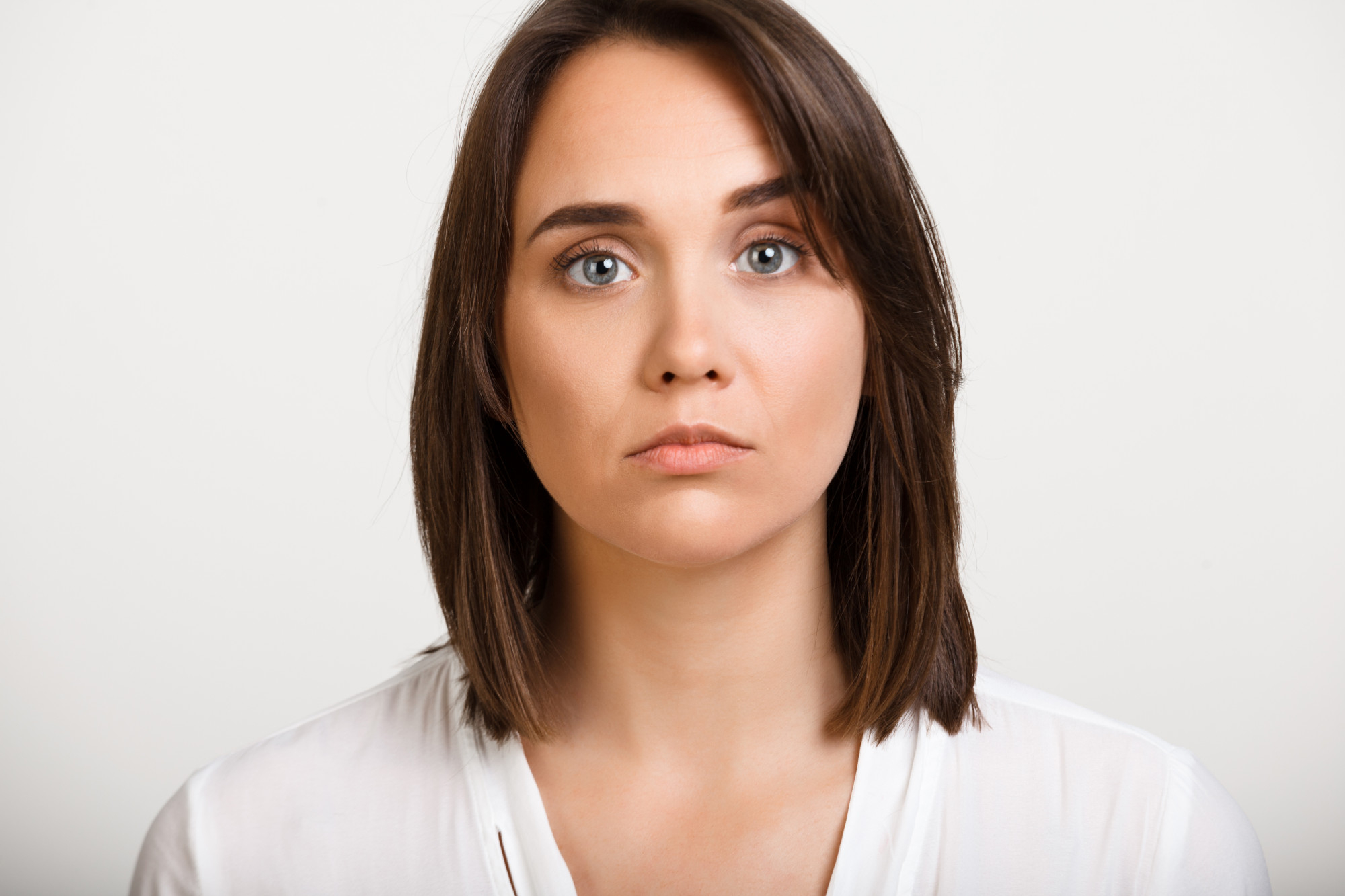 Une femme qui regarde droit devant elle | Source : Freepik