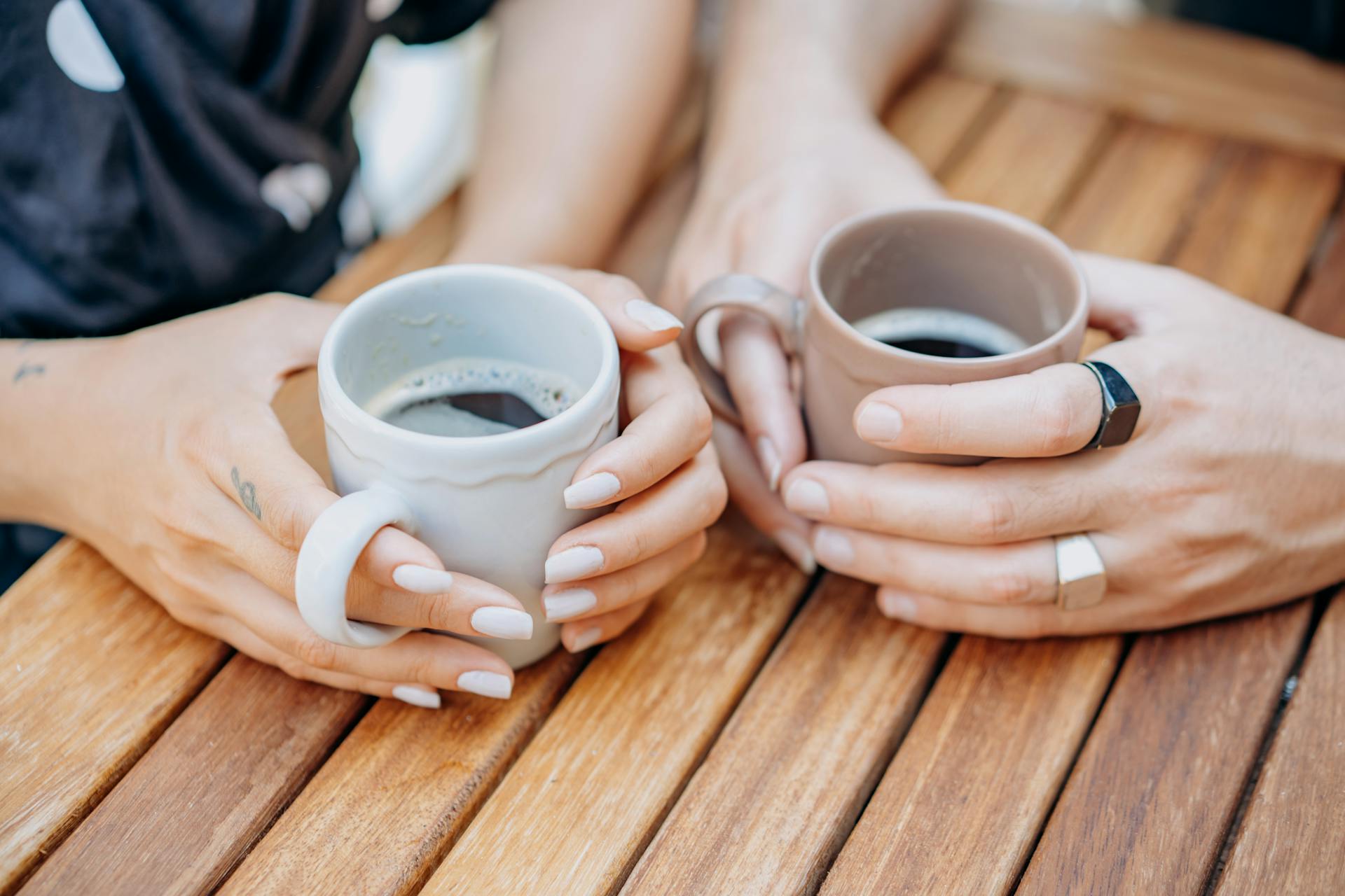 Deux femmes tenant des tasses de café | Source : Pexels