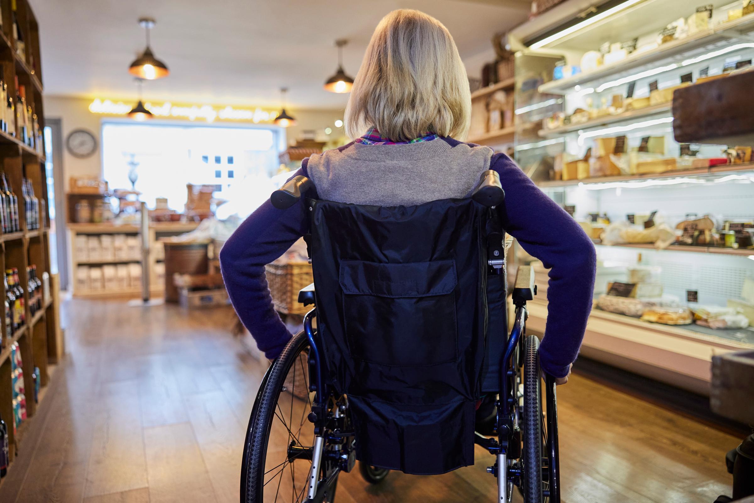 Une femme en fauteuil roulant | Source : Shutterstock