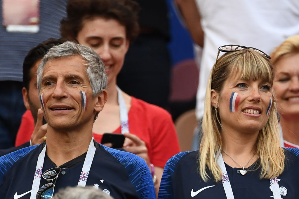 Le présentateur de télévision français Nagui Fam est assis à côté de sa femme Mélanie Page avant le match de football du groupe C de la Coupe du monde Russie 2018 entre le Danemark et la France au stade Loujniki de Moscou, le 26 juin 2018. (Photo by FRANCK FIFE / AFP) / RESTRICTED TO EDITORIAL USE - NO MOBILE PUSH ALERTS/DOWNLOADS (Photo credit should read FRANCK FIFE/AFP via Getty Images)