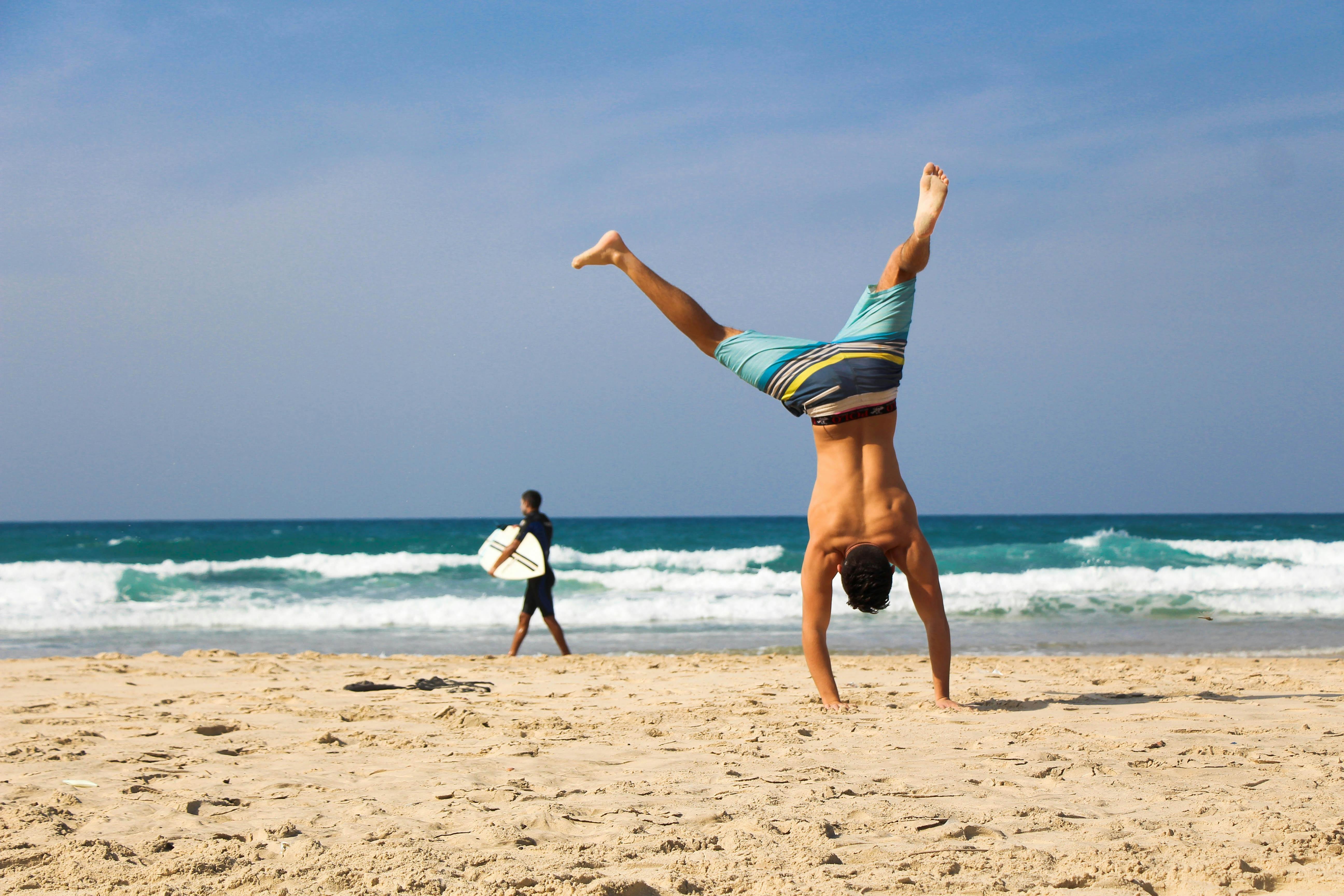 Un homme fait l'aplomb sur une plage | Source : Pexels