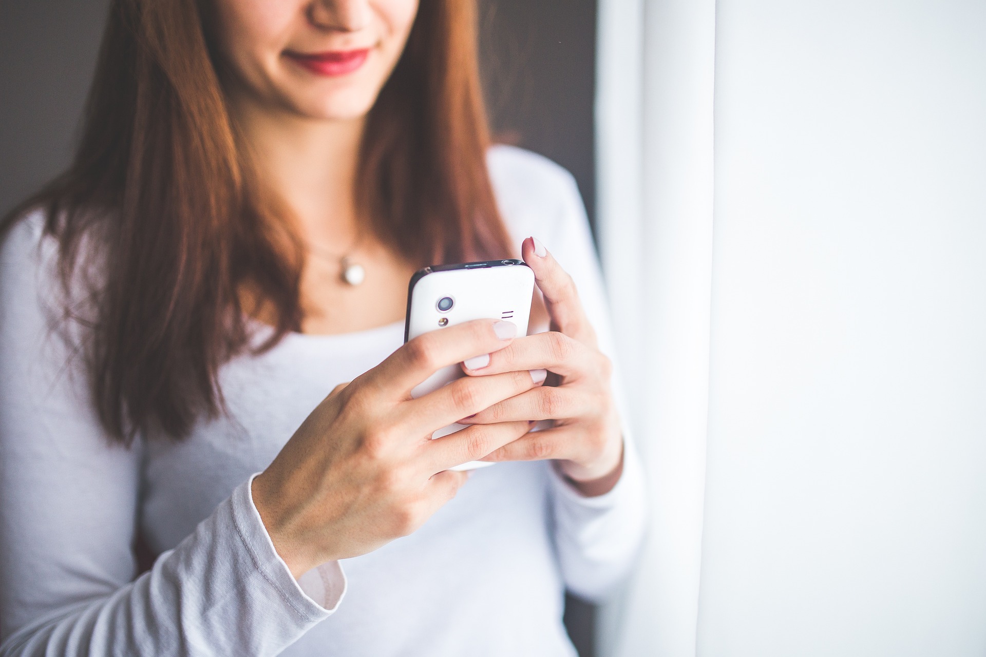 Gros plan d'une femme envoyant des textos sur son téléphone | Source : Pixabay