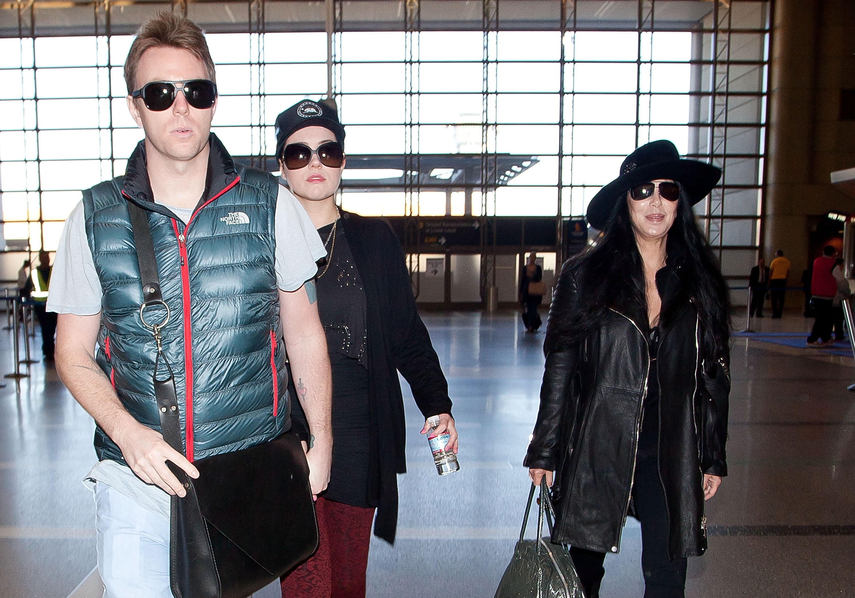 Elijah Blue Allman et Cher à l'aéroport international de Los Angeles, en Californie, le 10 décembre 2012. | Source : Getty Images