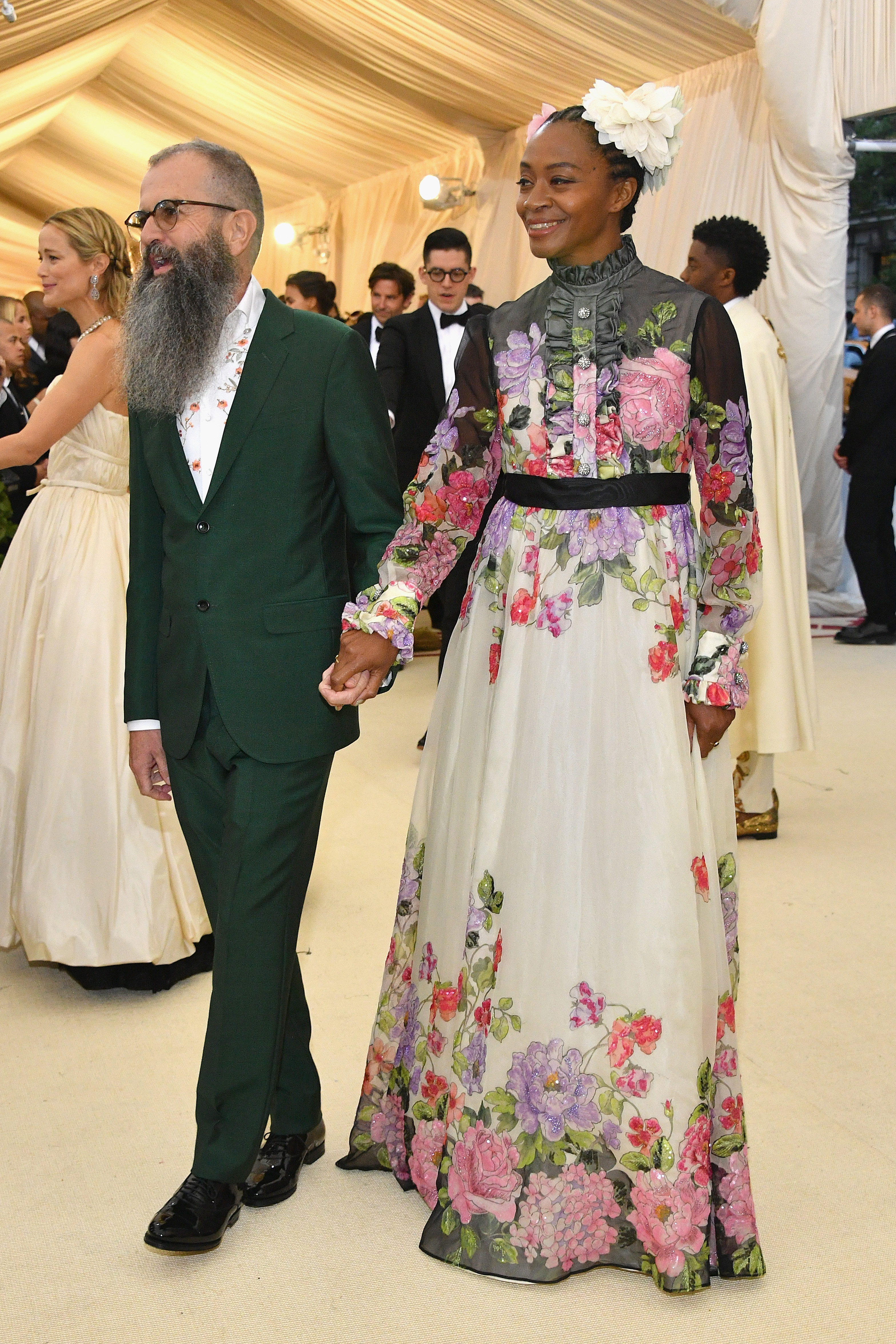Les artistes Ari Marcopoulos et Kara Walker assistent à la soirée Heavenly Bodies : Fashion & The Catholic Imagination Costume Institute Gala at The Metropolitan Museum of Art le 7 mai 2018, à New York | Source : Getty Images