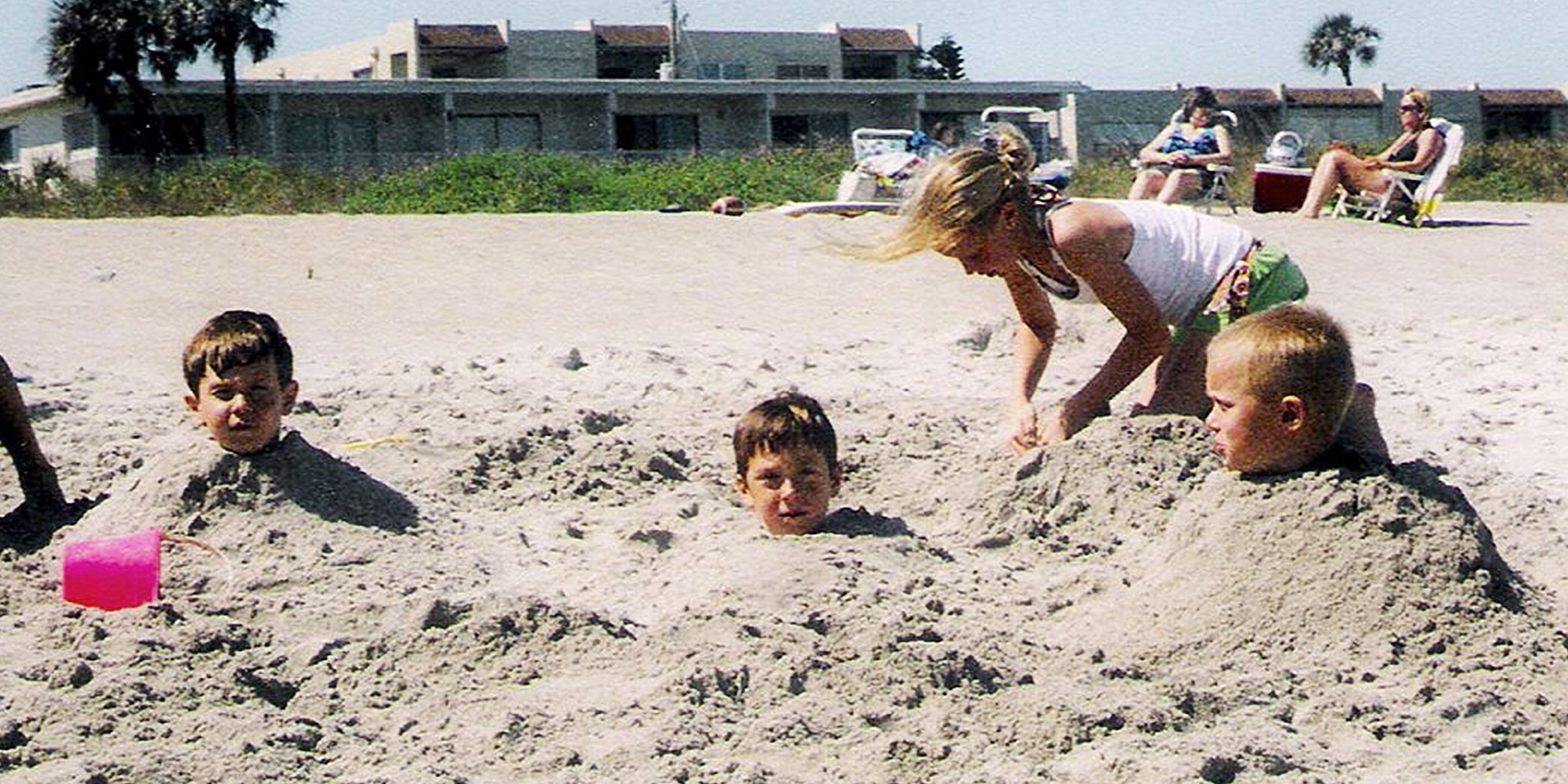 Trois enfants à la plage | Source : Flickr