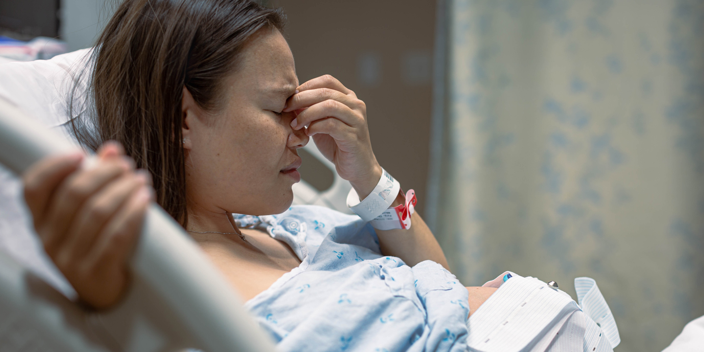 Une femme enceinte dans un lit d'hôpital | Source : Shutterstock