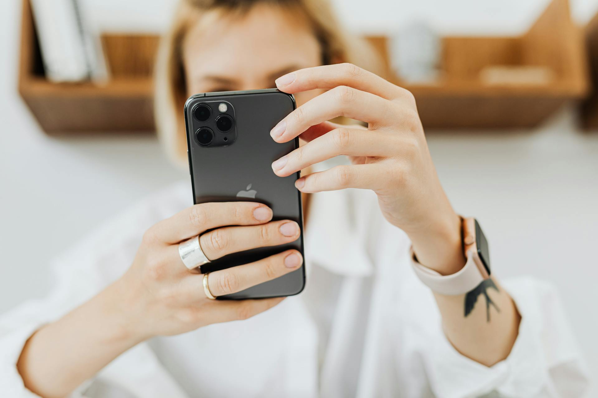 Une femme tenant son téléphone | Source : Pexels