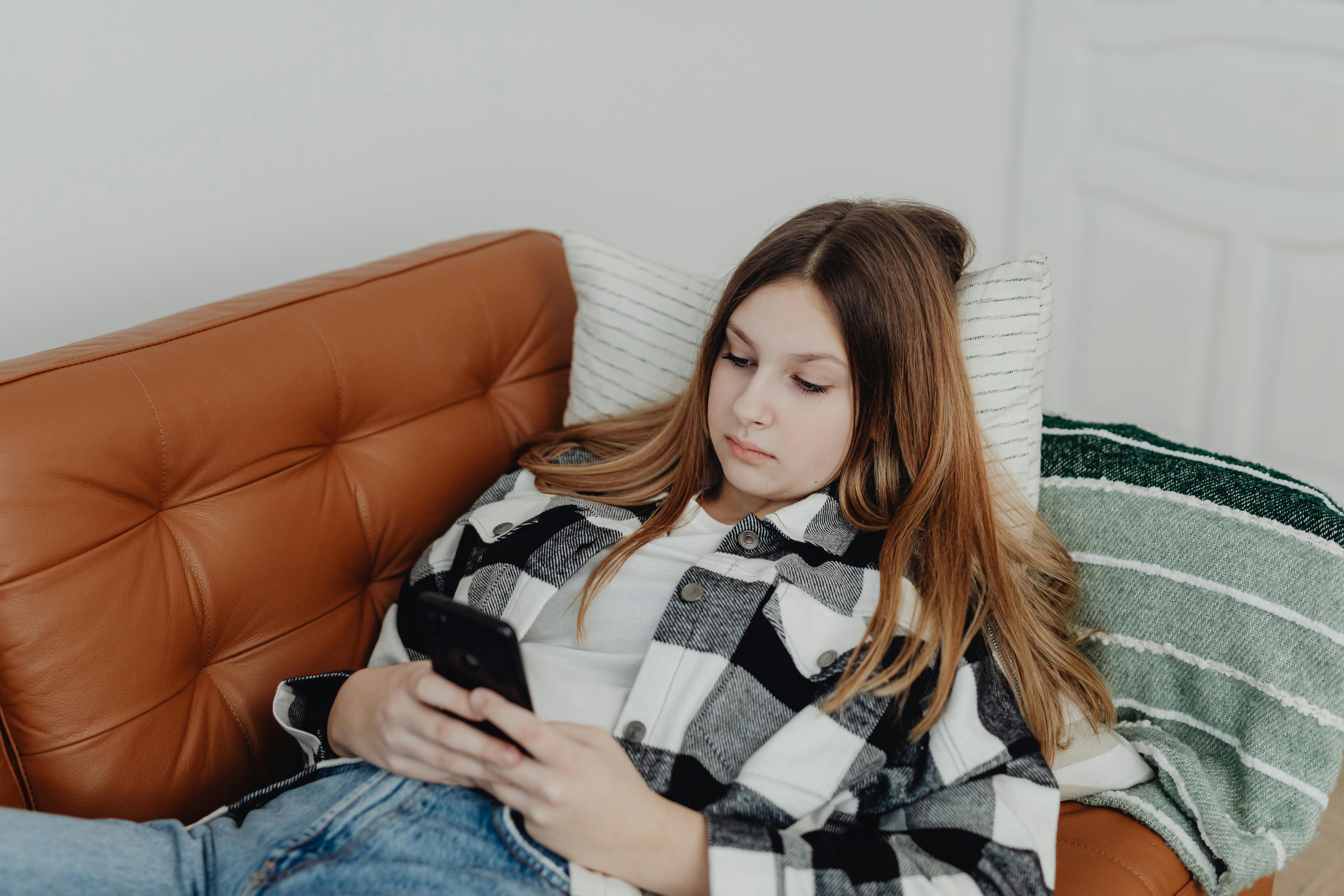 Une fille sur son téléphone | Source : Pexels