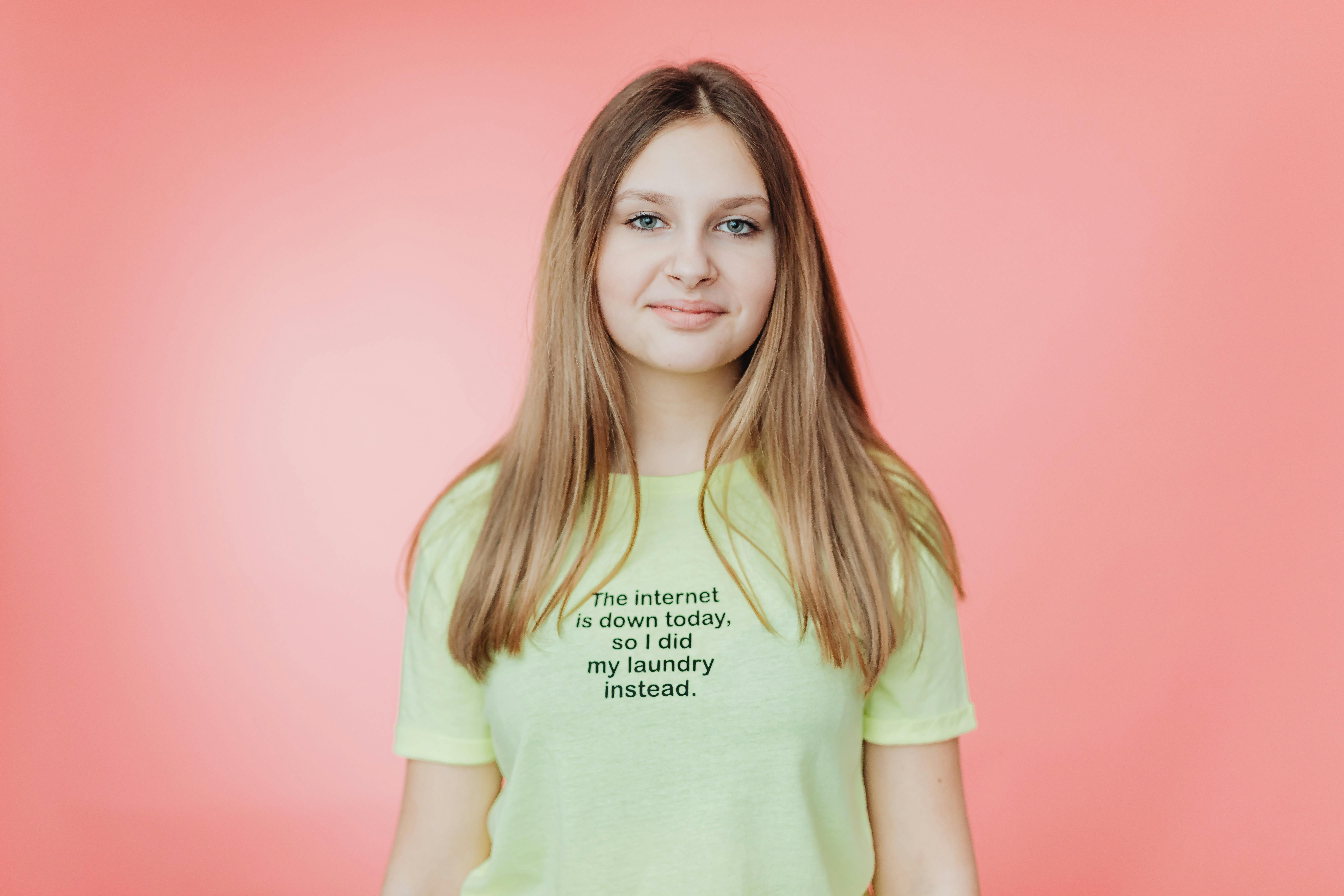 Une adolescente qui sourit | Source : Pexels