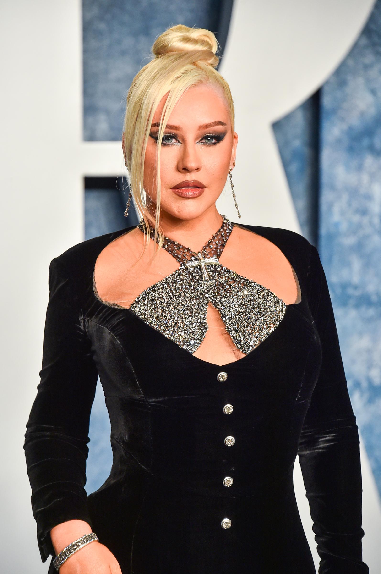 Christina Aguilera, 42 ans, affiche un buste généreux, une poitrine bien soutenue et un visage anguleux, alors qu'elle arrive à la soirée Vanity Fair Oscar Party organisée au Wallis Annenberg Center for the Performing Arts le 12 mars 2023, à Beverly Hills, en Californie.