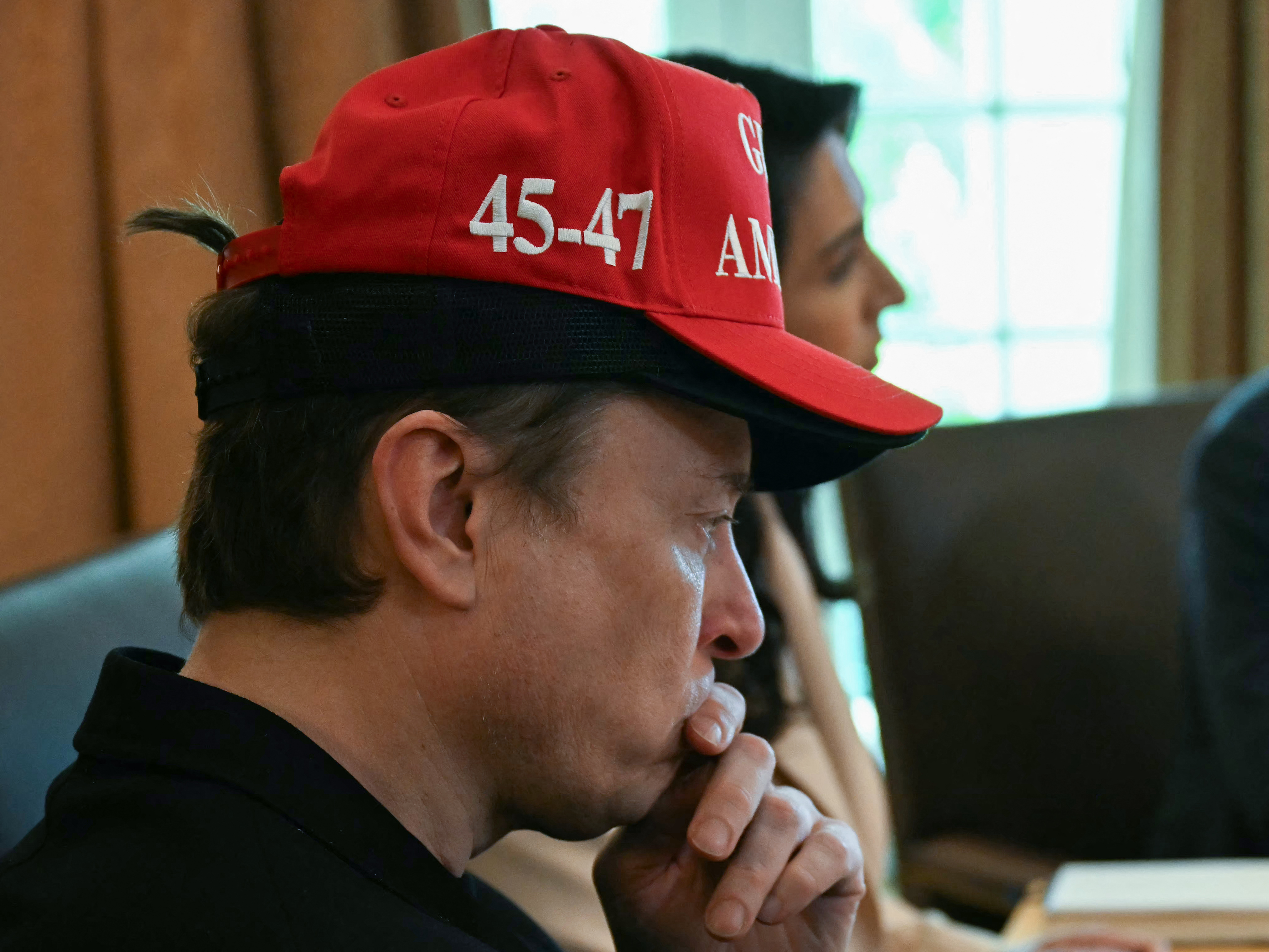 Elon Musk portant une casquette avec l'inscription "45-47" | Source : Getty Images