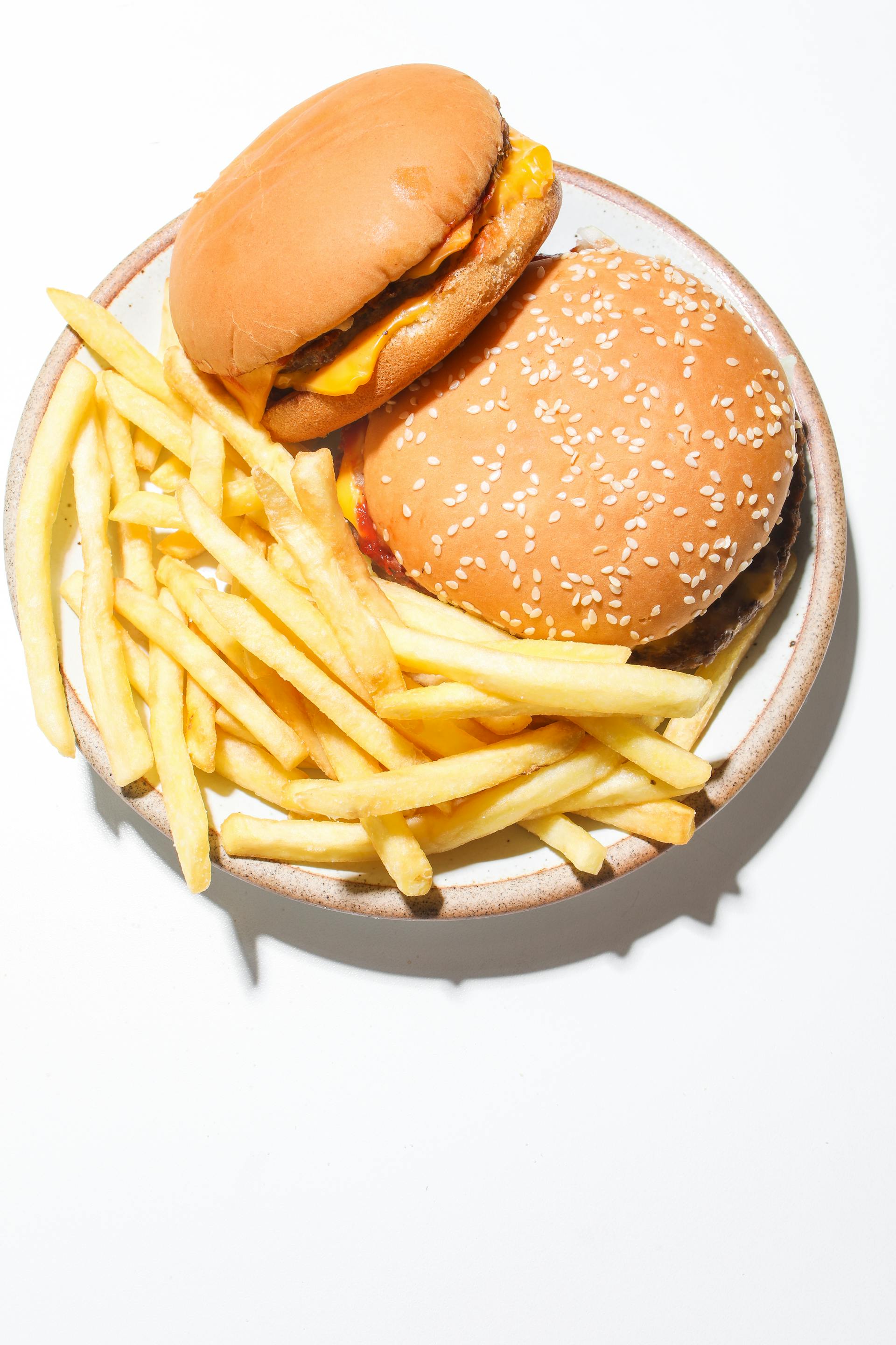 Des hamburgers et des frites servis sur une assiette | Source : Pexels