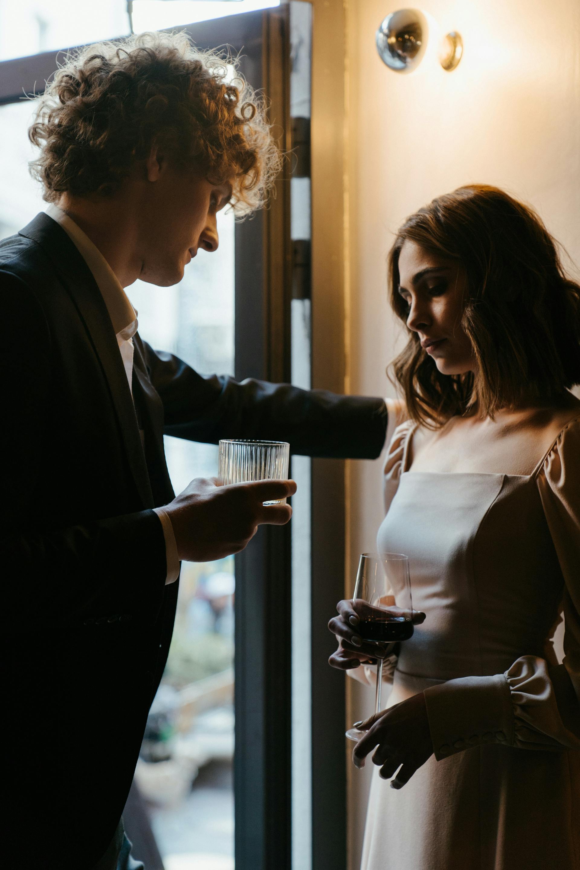 Un couple qui parle | Source : Pexels