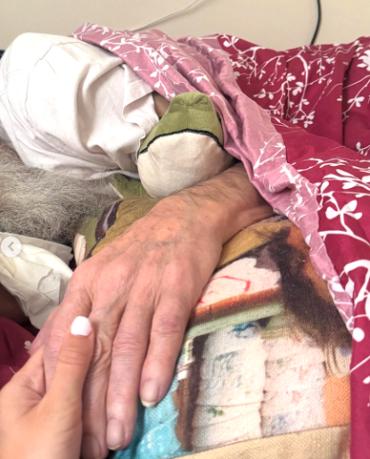 Quelqu'un photographié tenant la main de Phil Robertson, daté de mai 2025 | Source : instagram/legitsadierob