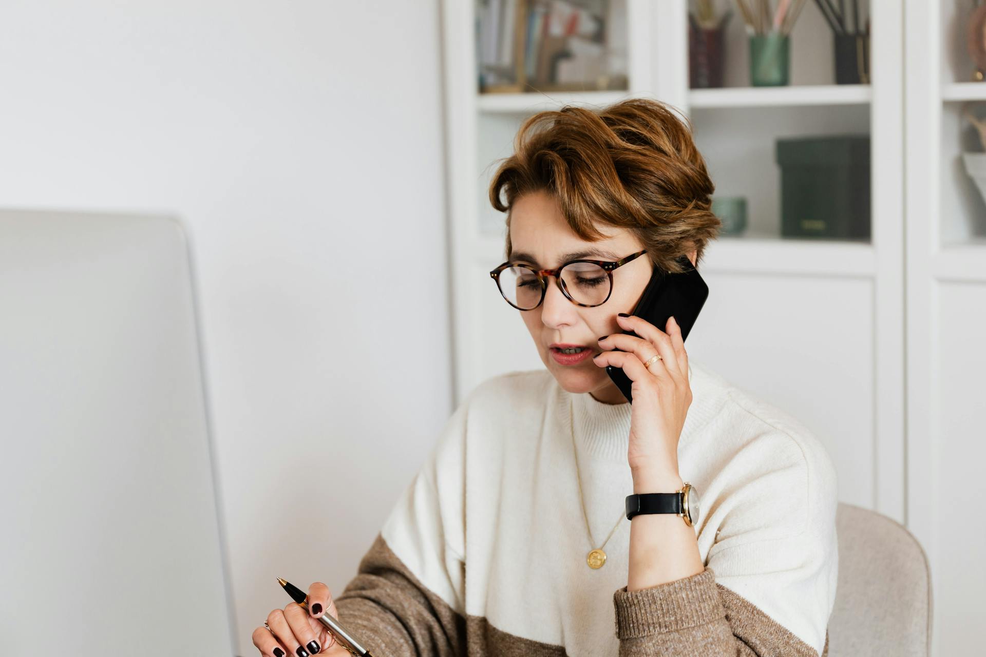 Une femme qui parle au téléphone | Source : Pexels