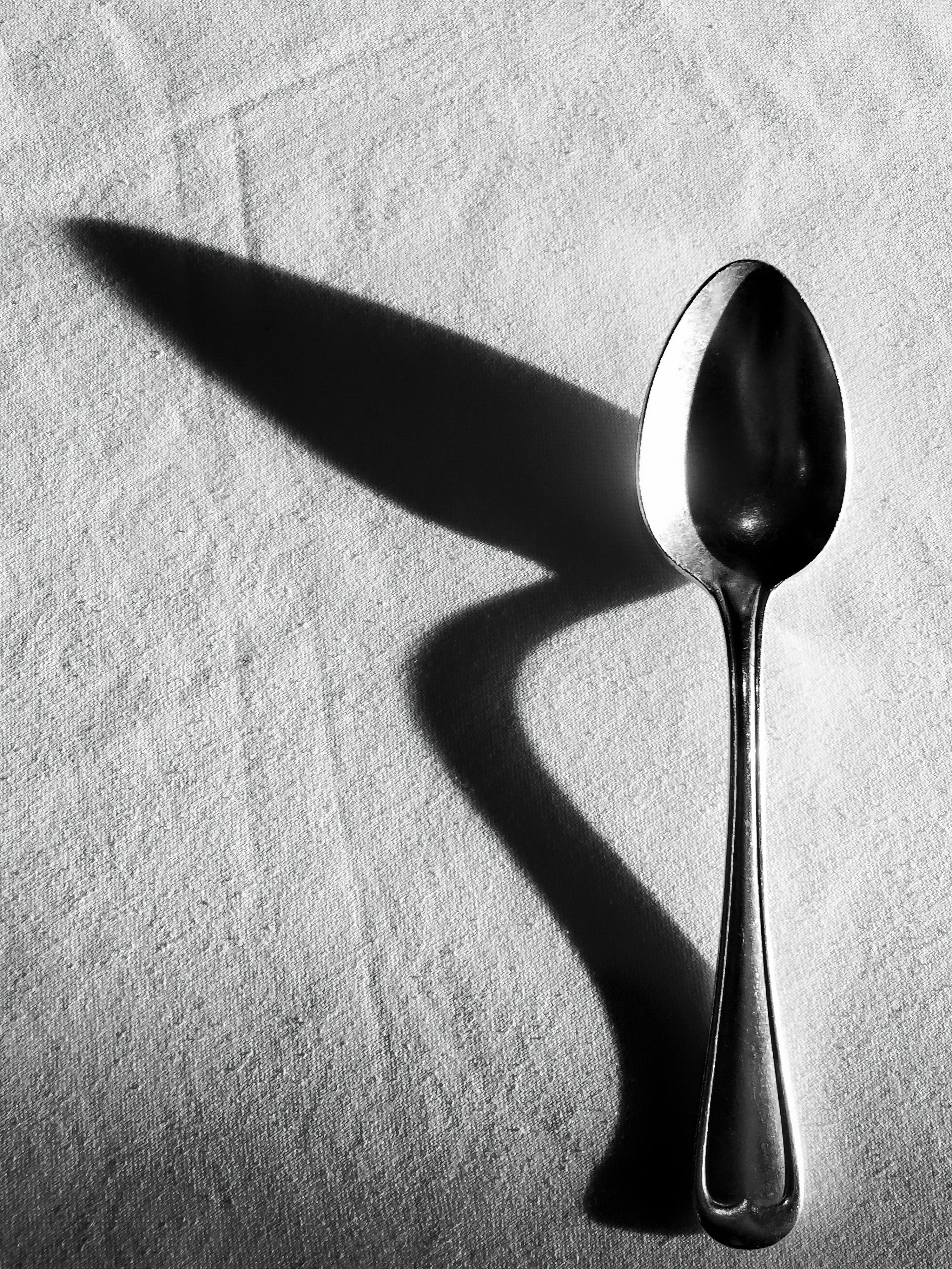 Une cuillère en argent sur une table | Source : Unsplash