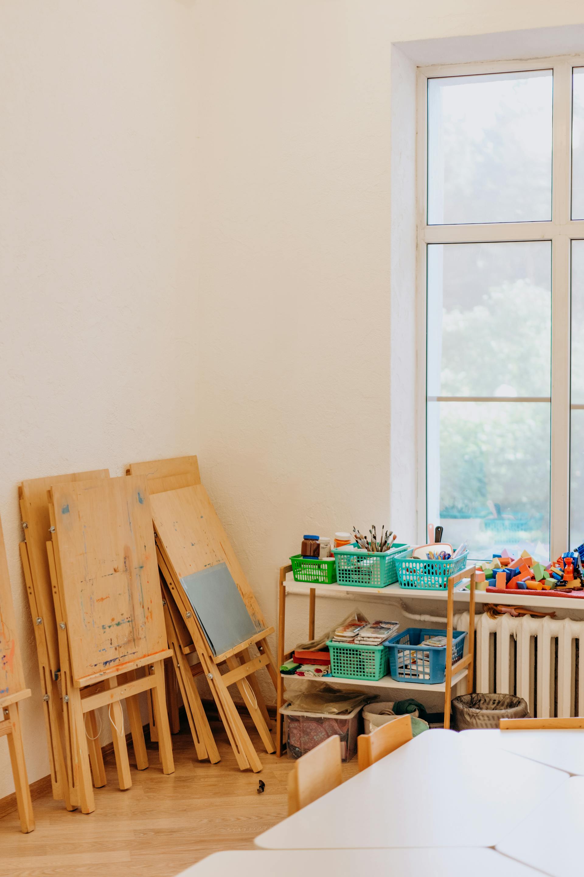 Jouets et chevalets rangés dans une pièce | Source : Pexels