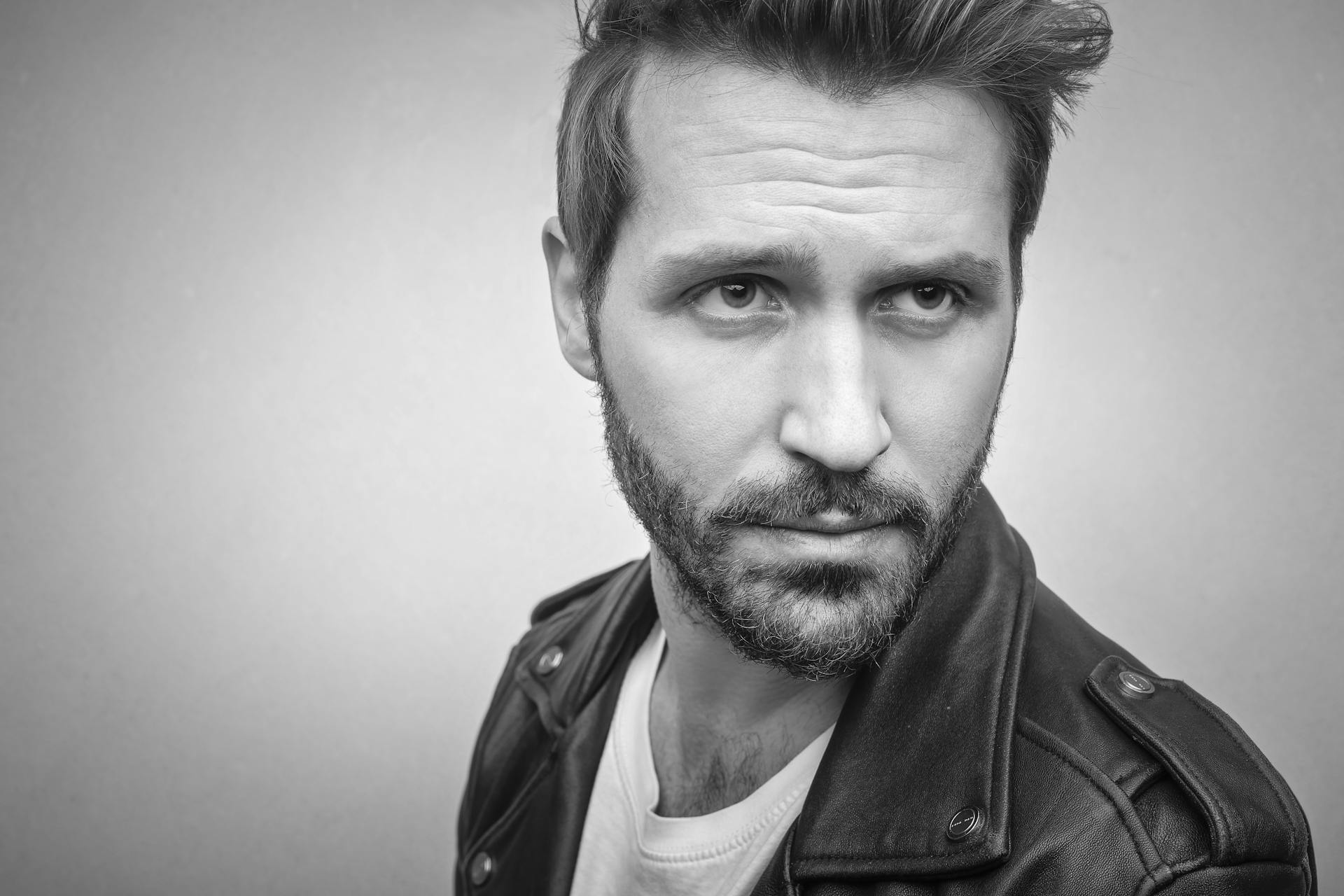 Un homme qui jette un coup d'œil à quelqu'un | Source : Pexels