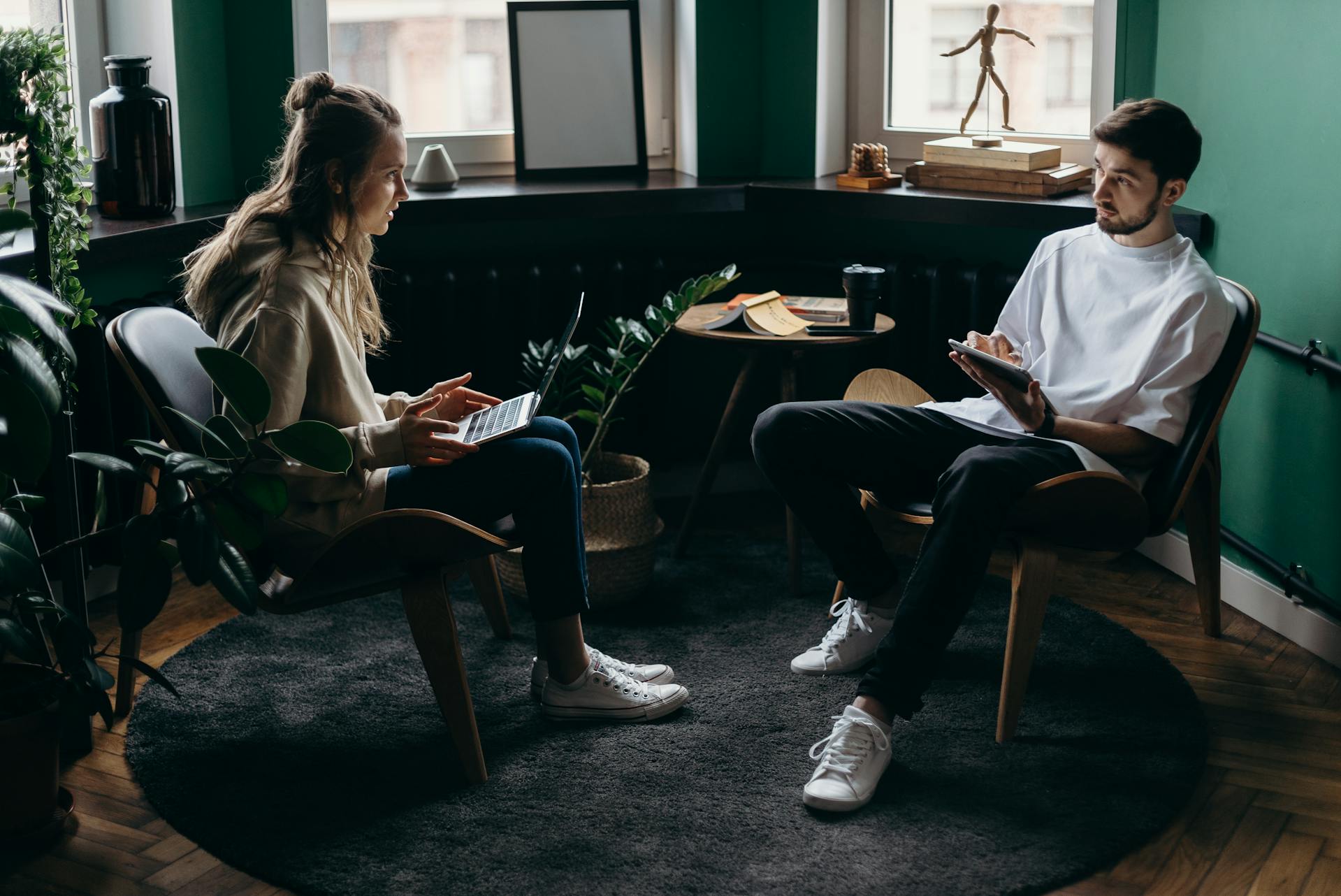 Un couple en pleine conversation | Source : Pexels
