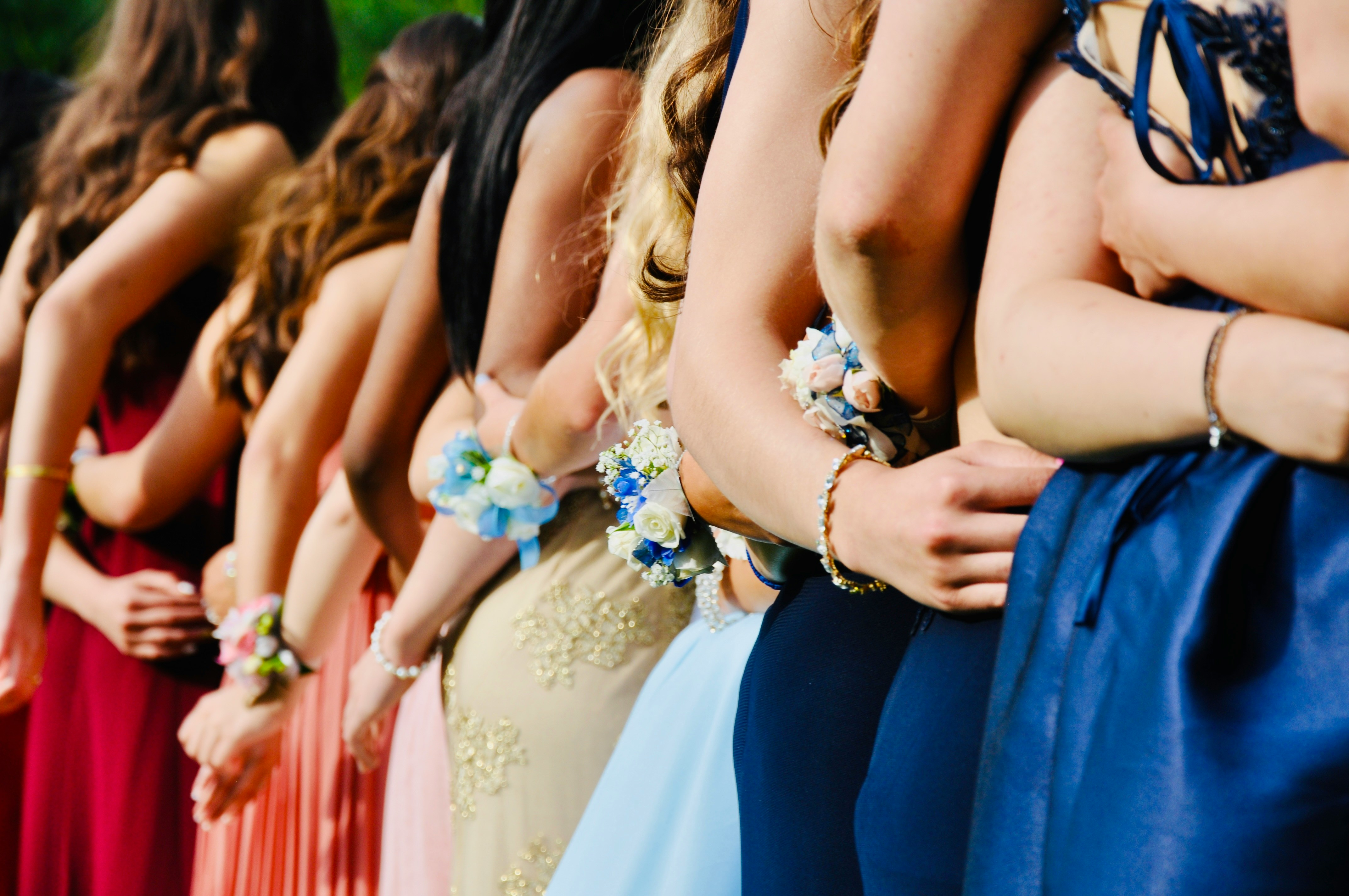 Des filles habillées pour leur bal de fin d'année au lycée | Source : Unsplash