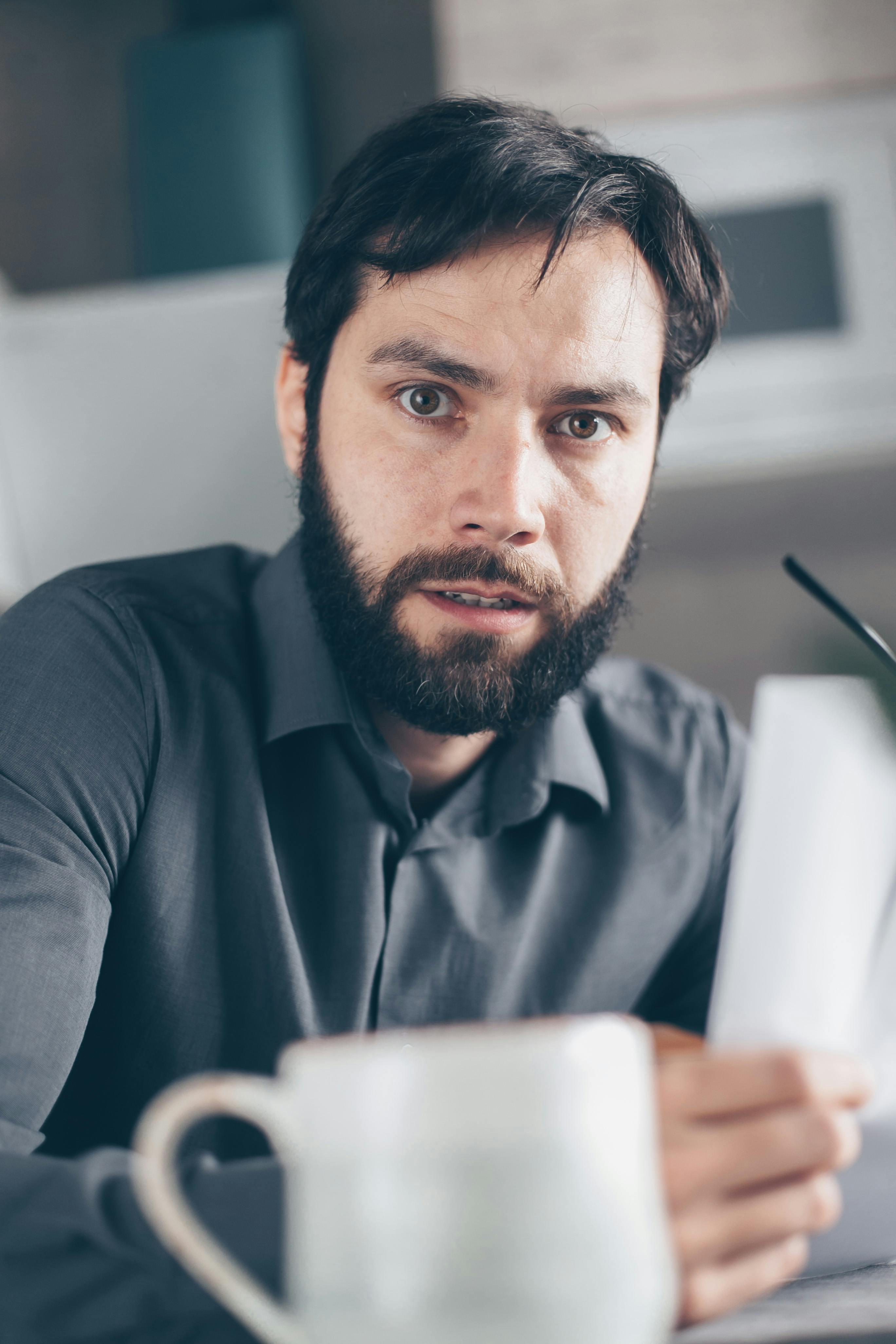Un homme choqué lisant une lettre | Source : Pexels