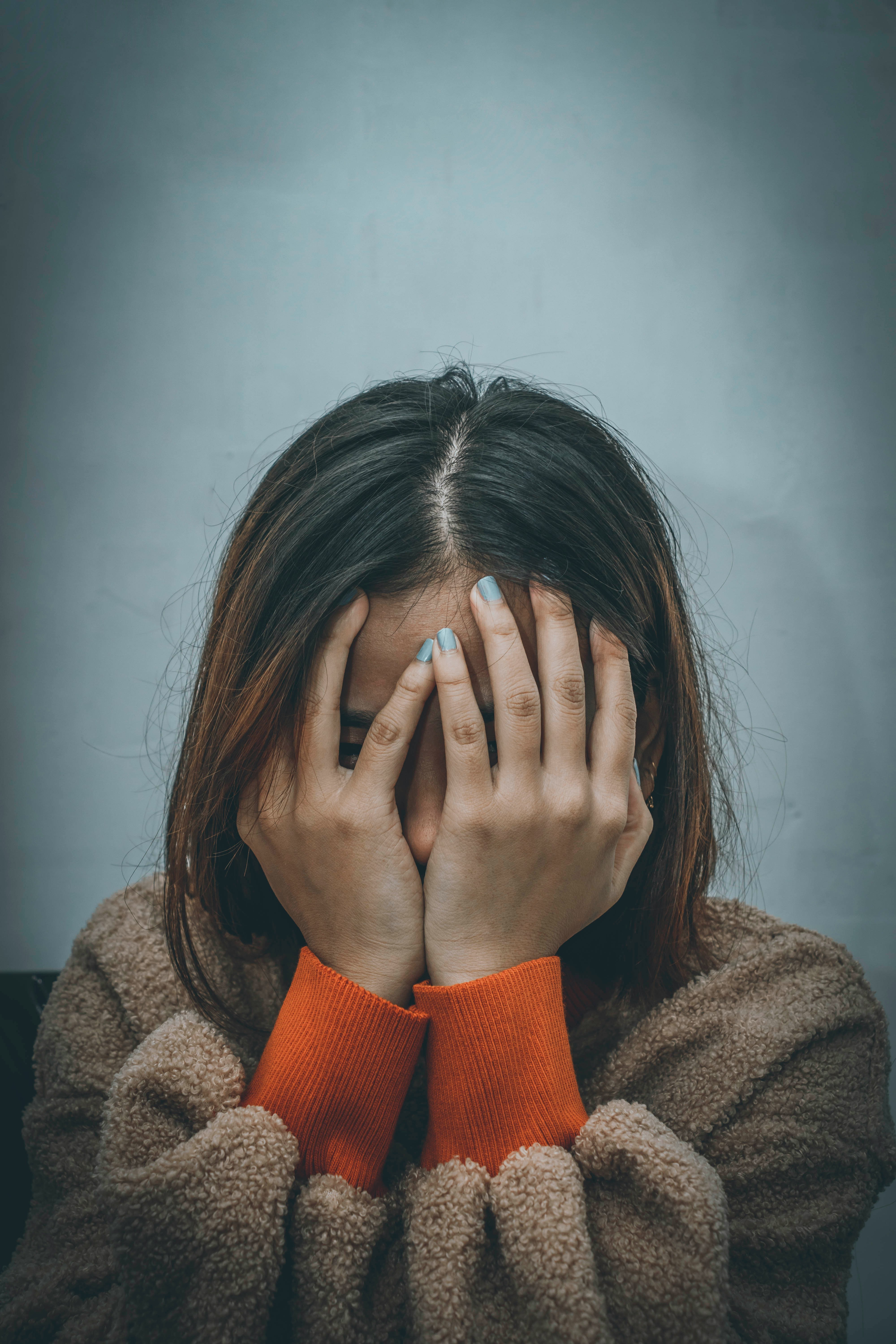Une jeune femme se tenant le visage | Source : Unsplash