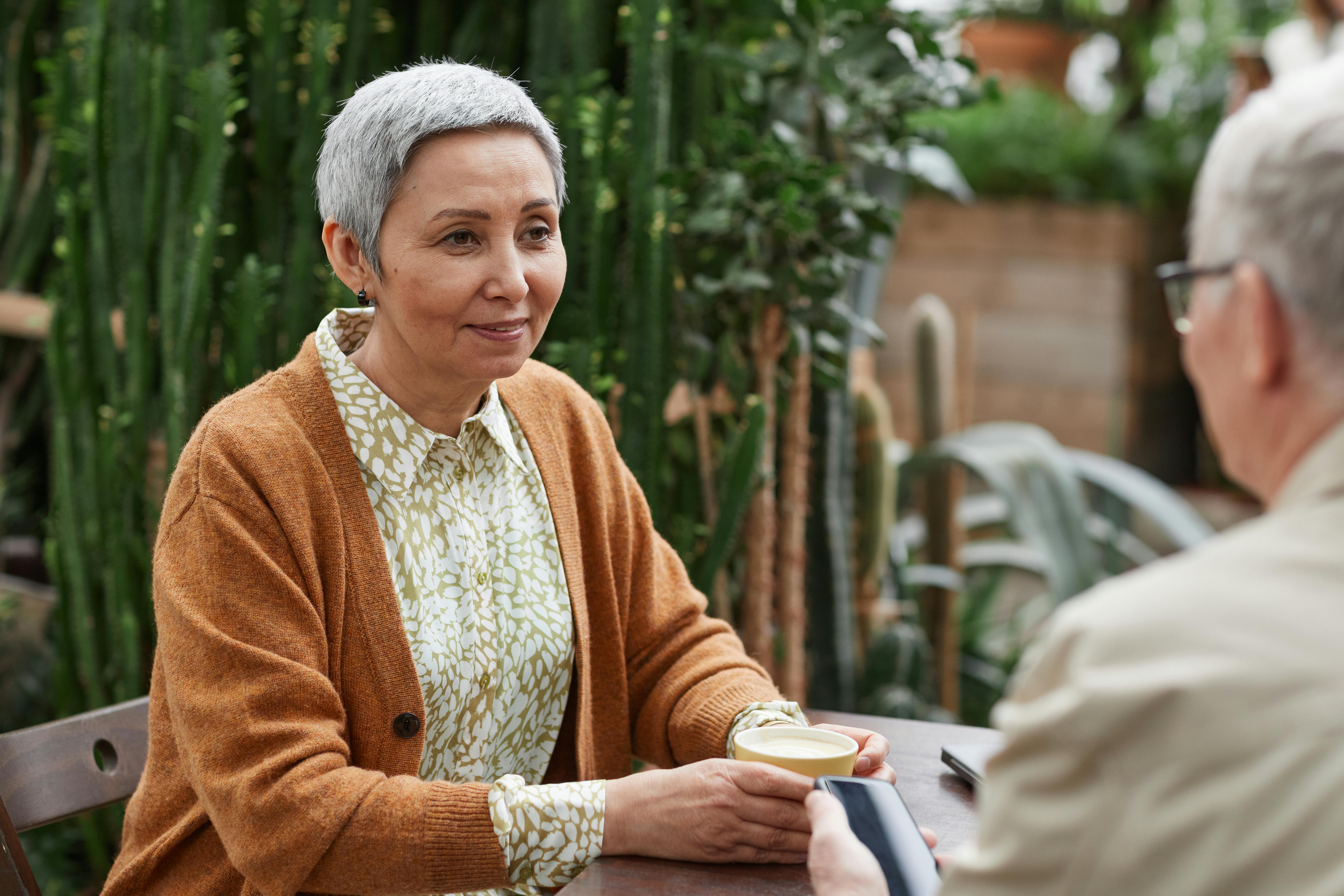 Une femme qui sourit en regardant son homme | Source : Pexels