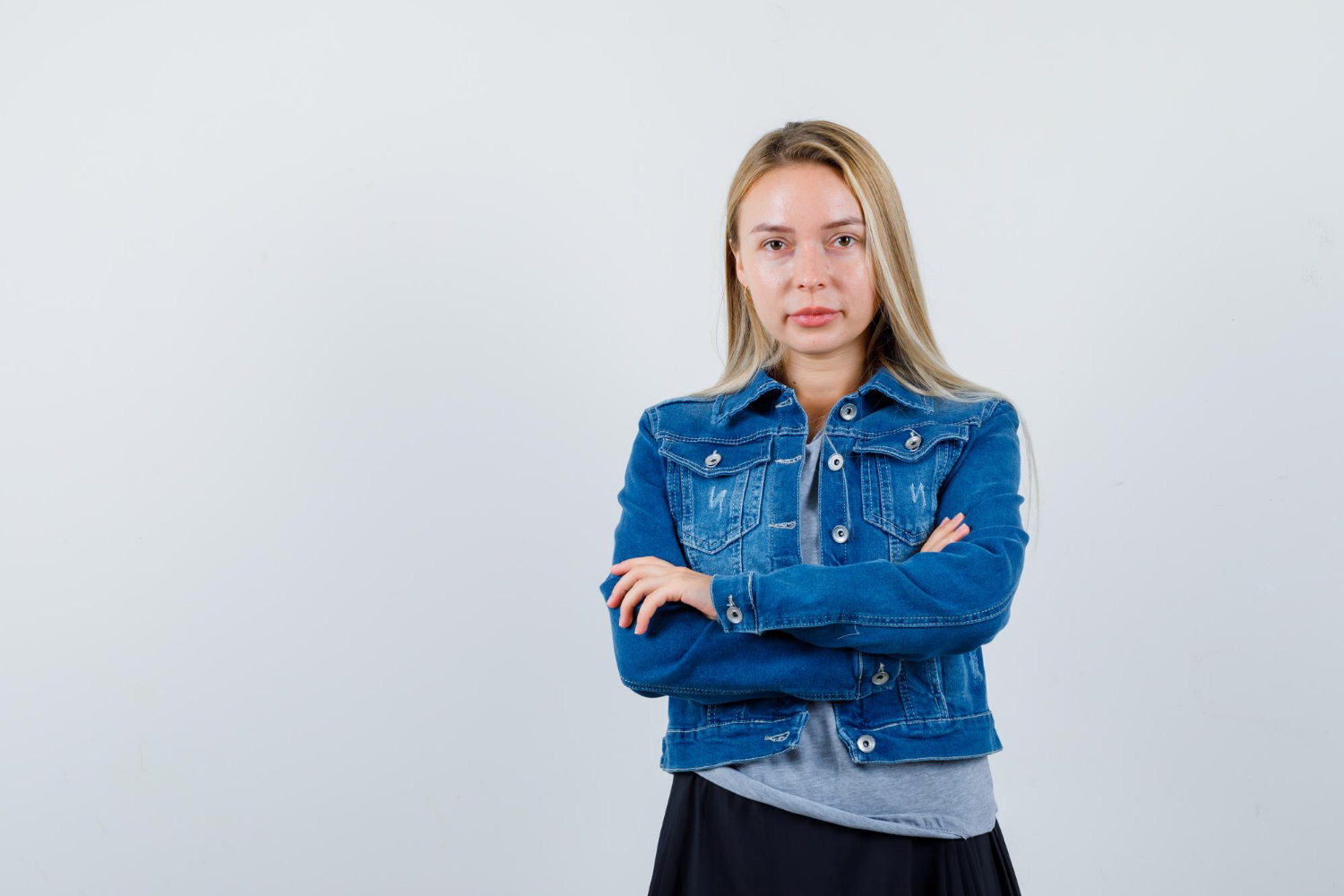 Une femme qui a les bras croisés | Source : Freepik