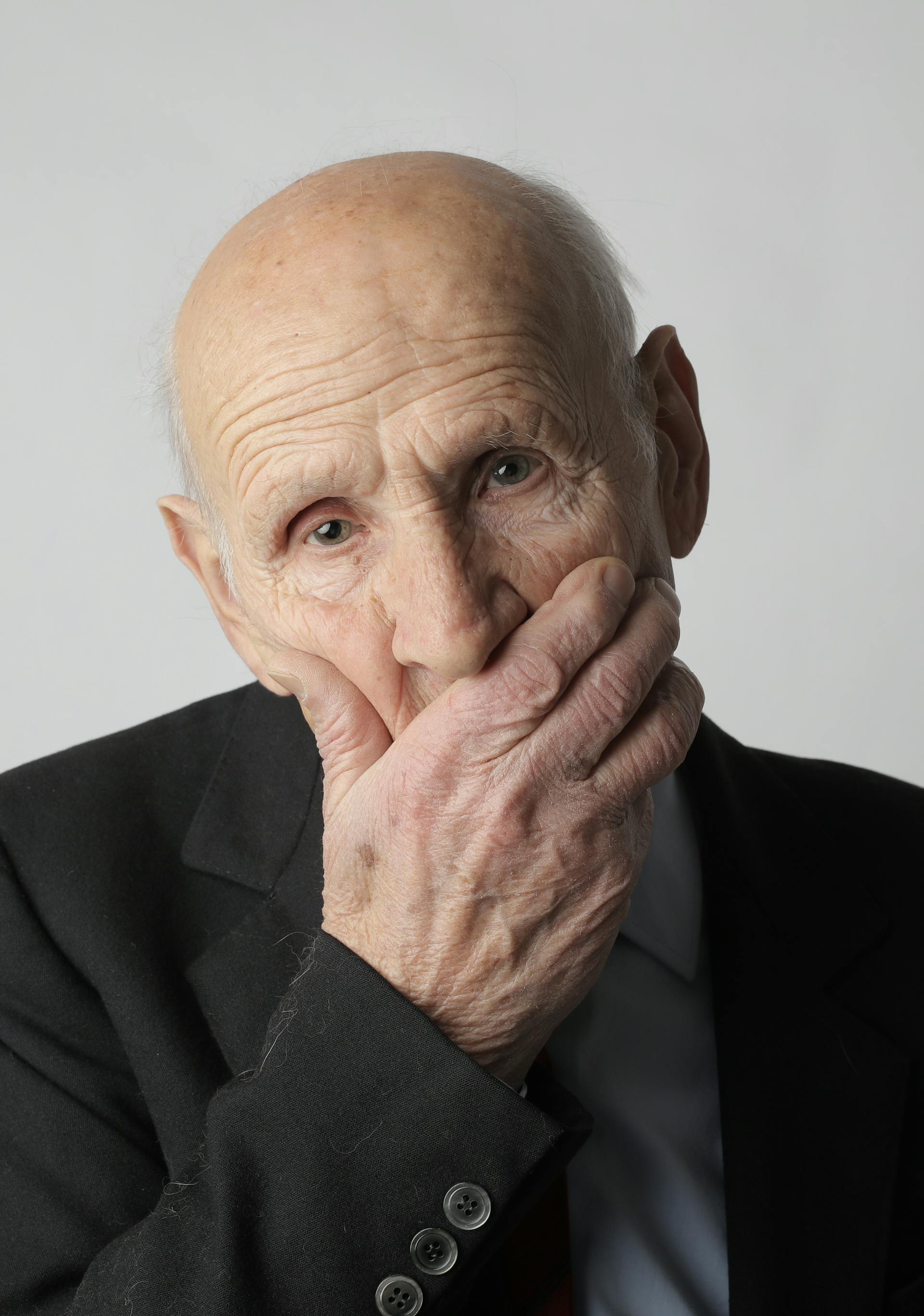 Un homme se couvrant la bouche d'une main | Source : Pexels