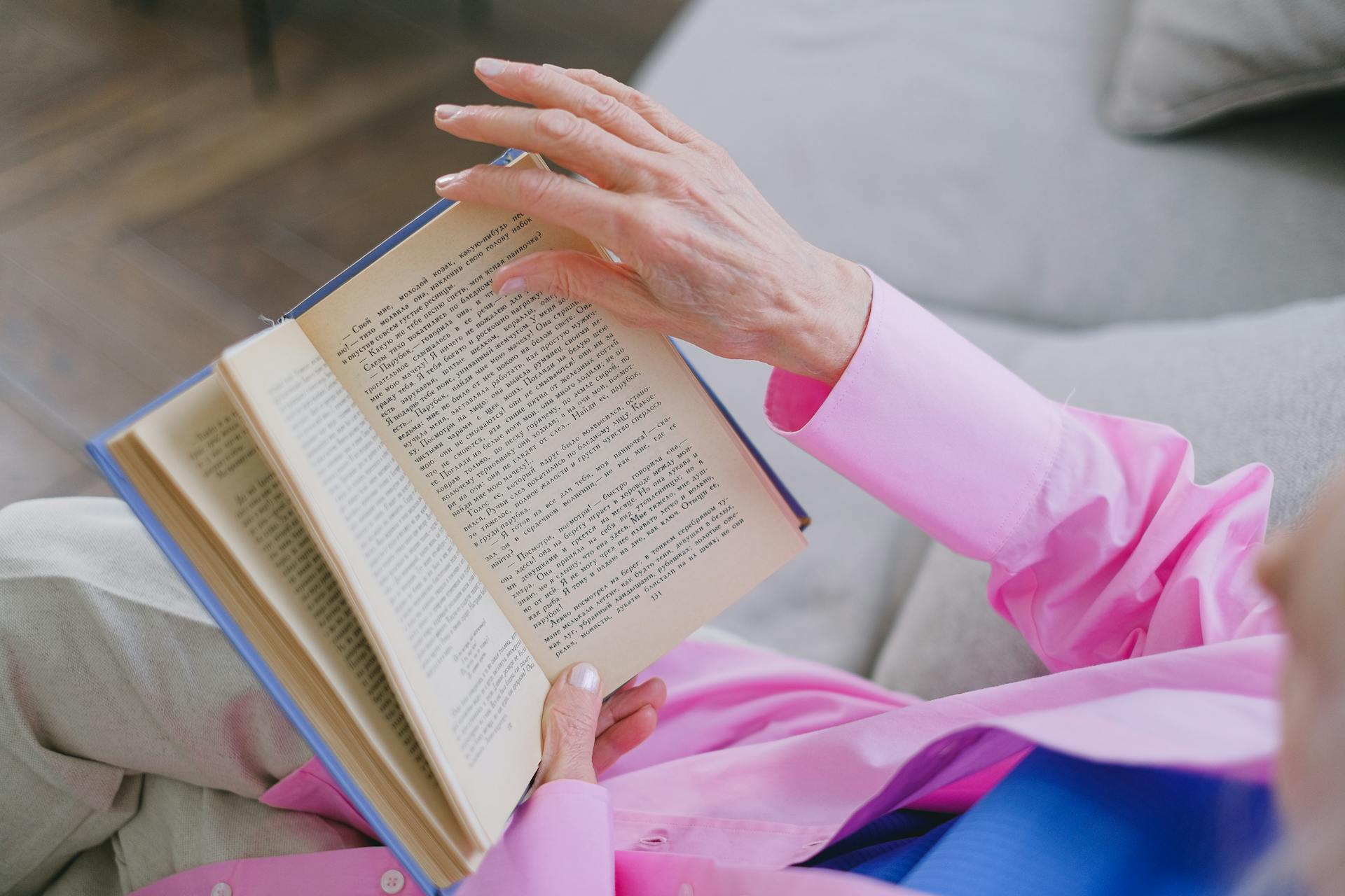 Gros plan sur une femme âgée qui lit un livre | Source : Pexels