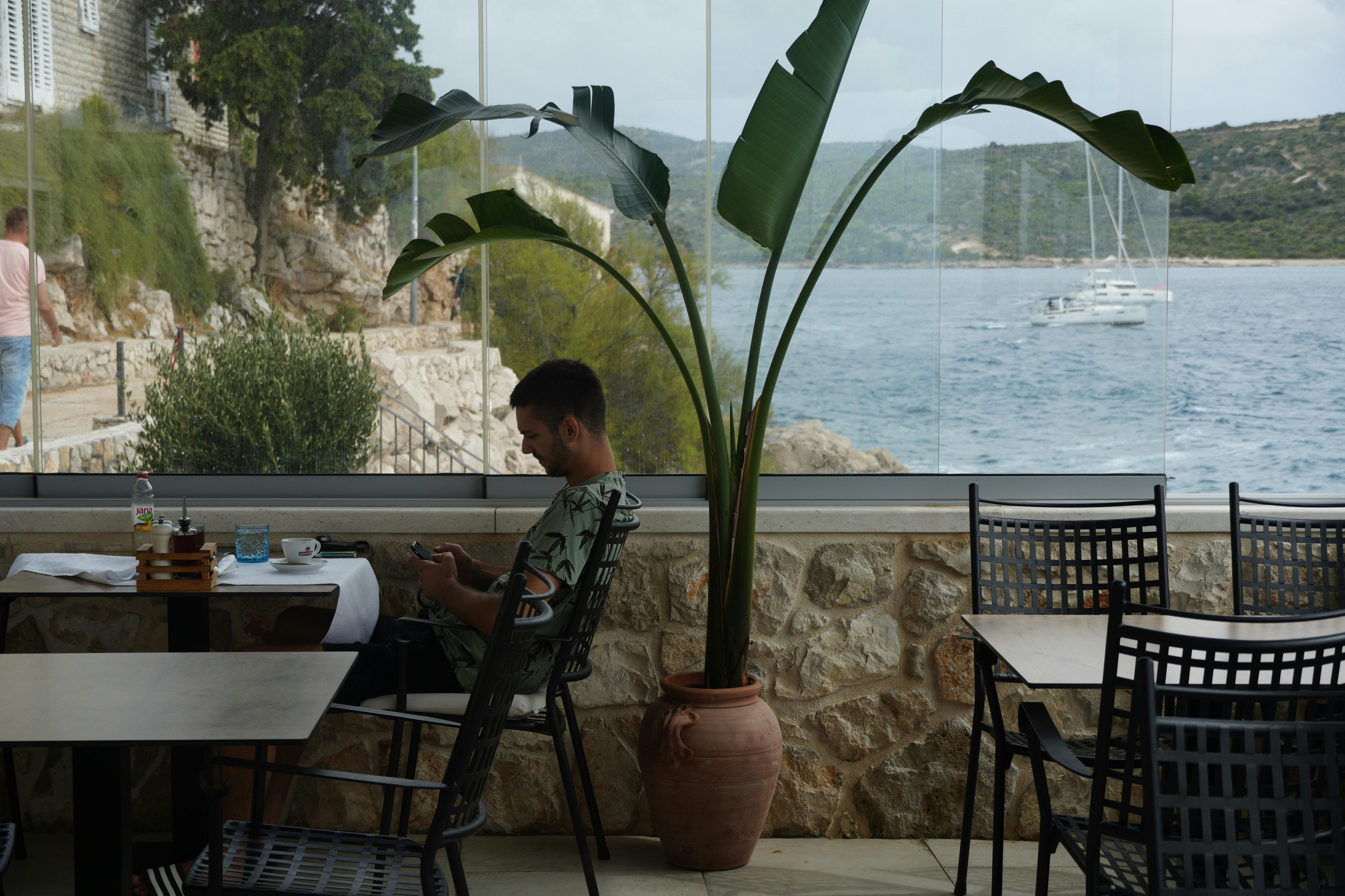 Un homme assis dans un restaurant | Source : Pexels