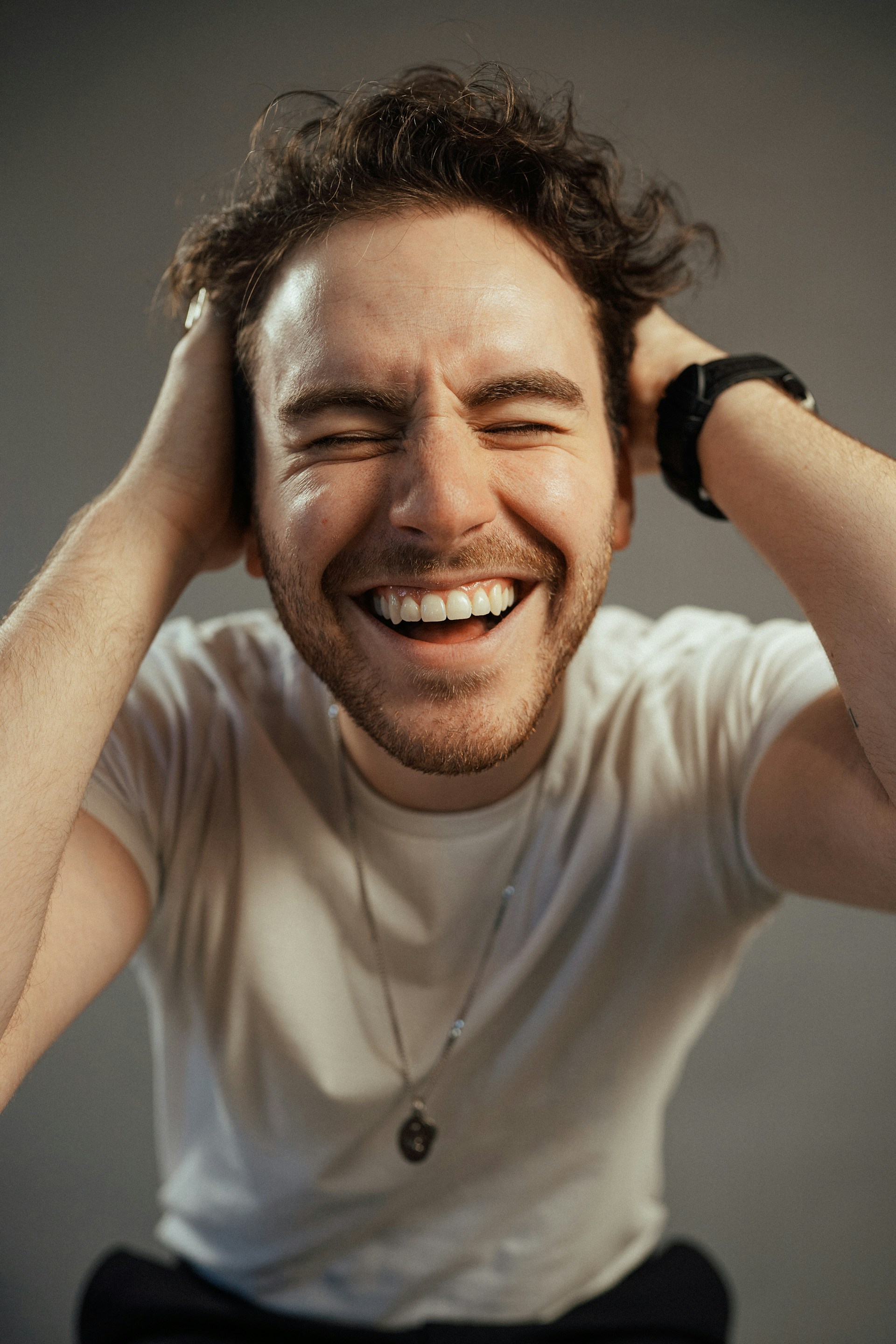 Un homme qui rit | Source : Unsplash